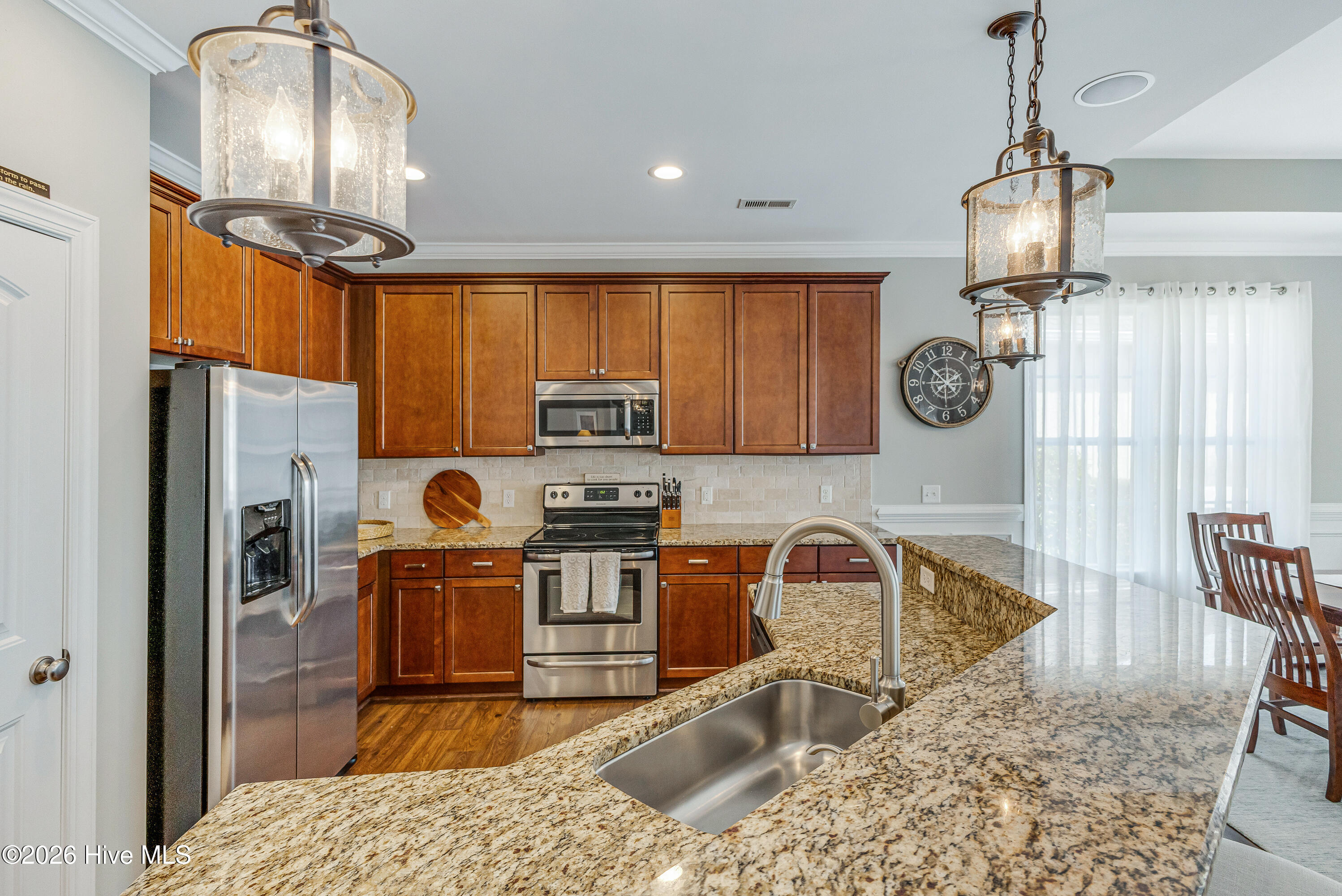 100553898 | Photo 14