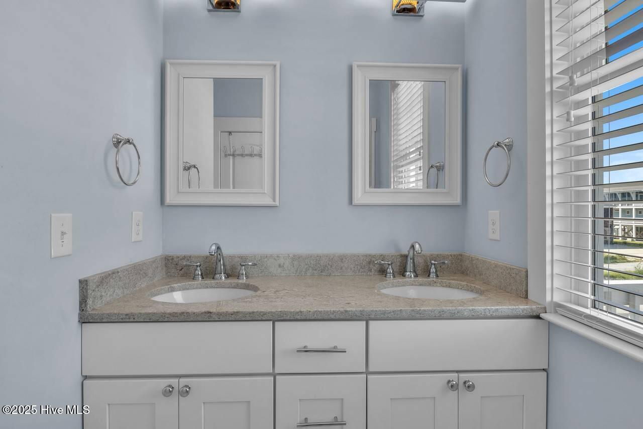 100543948 | Photo 28