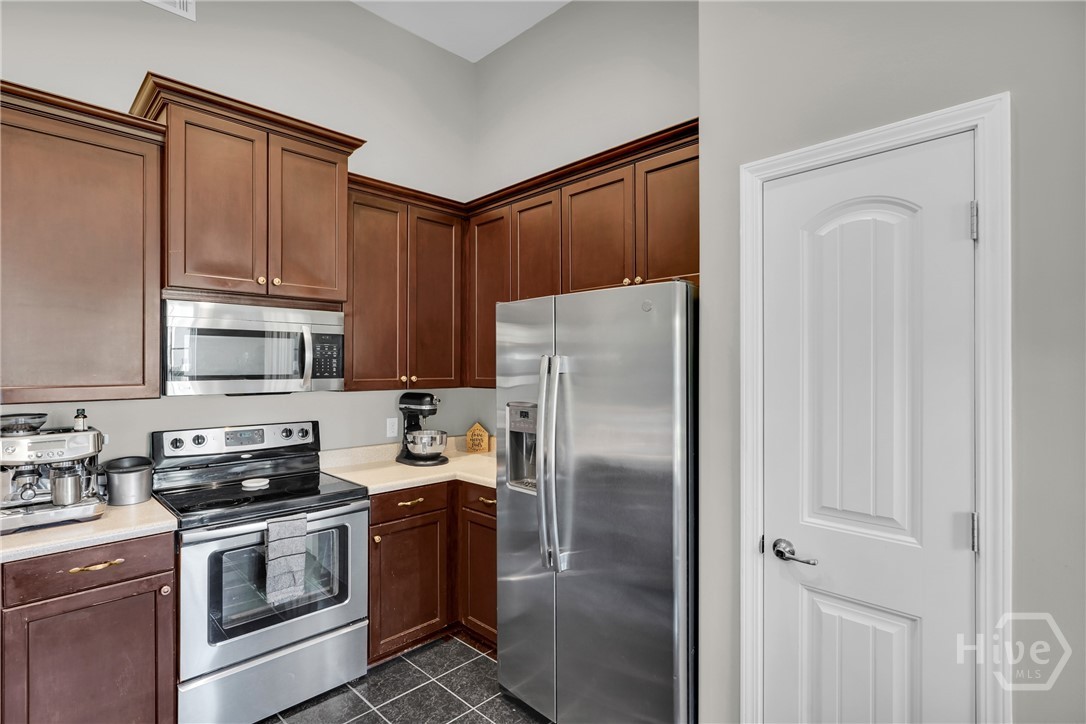 13 Twin Oaks Place