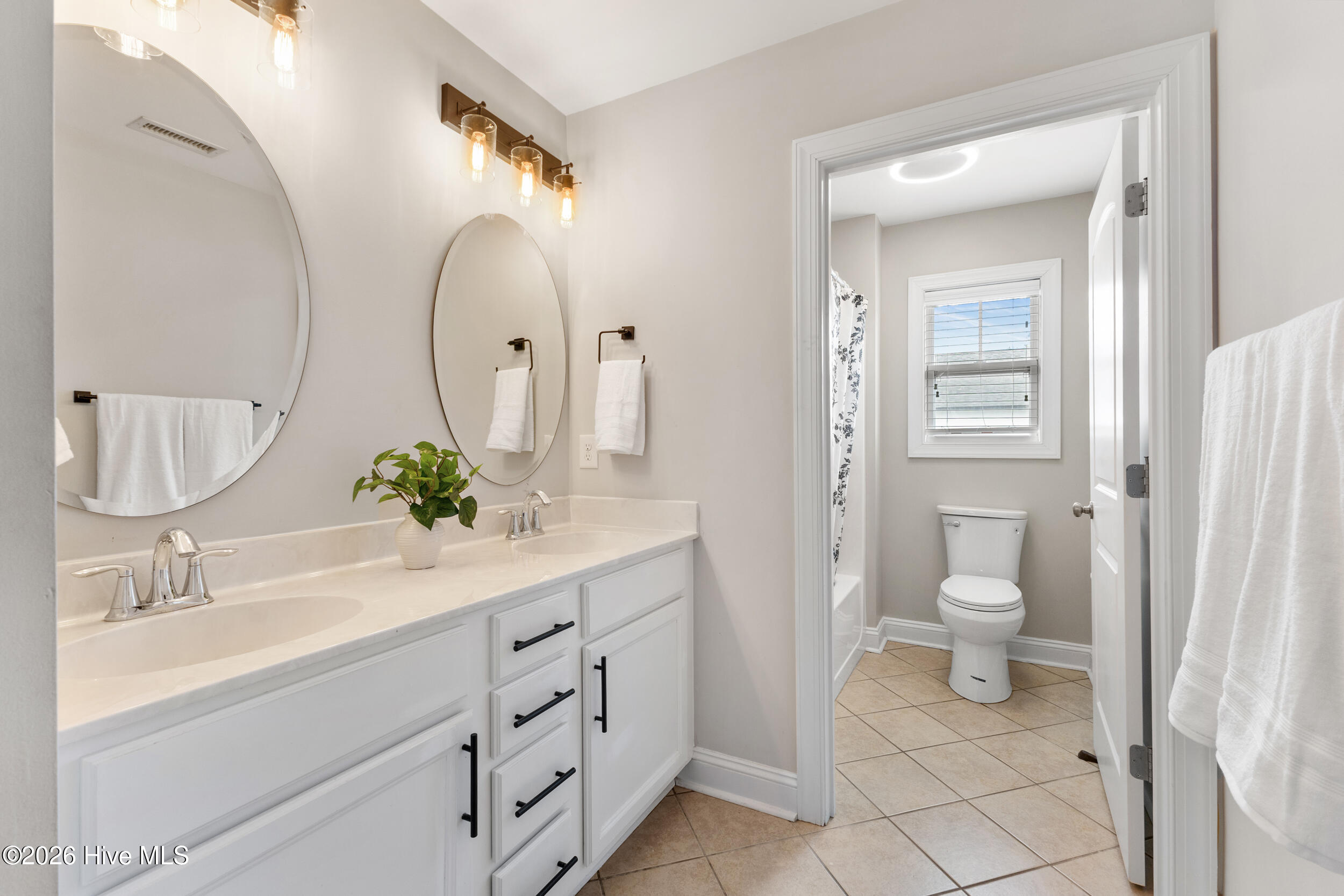 100557011 | Photo 30