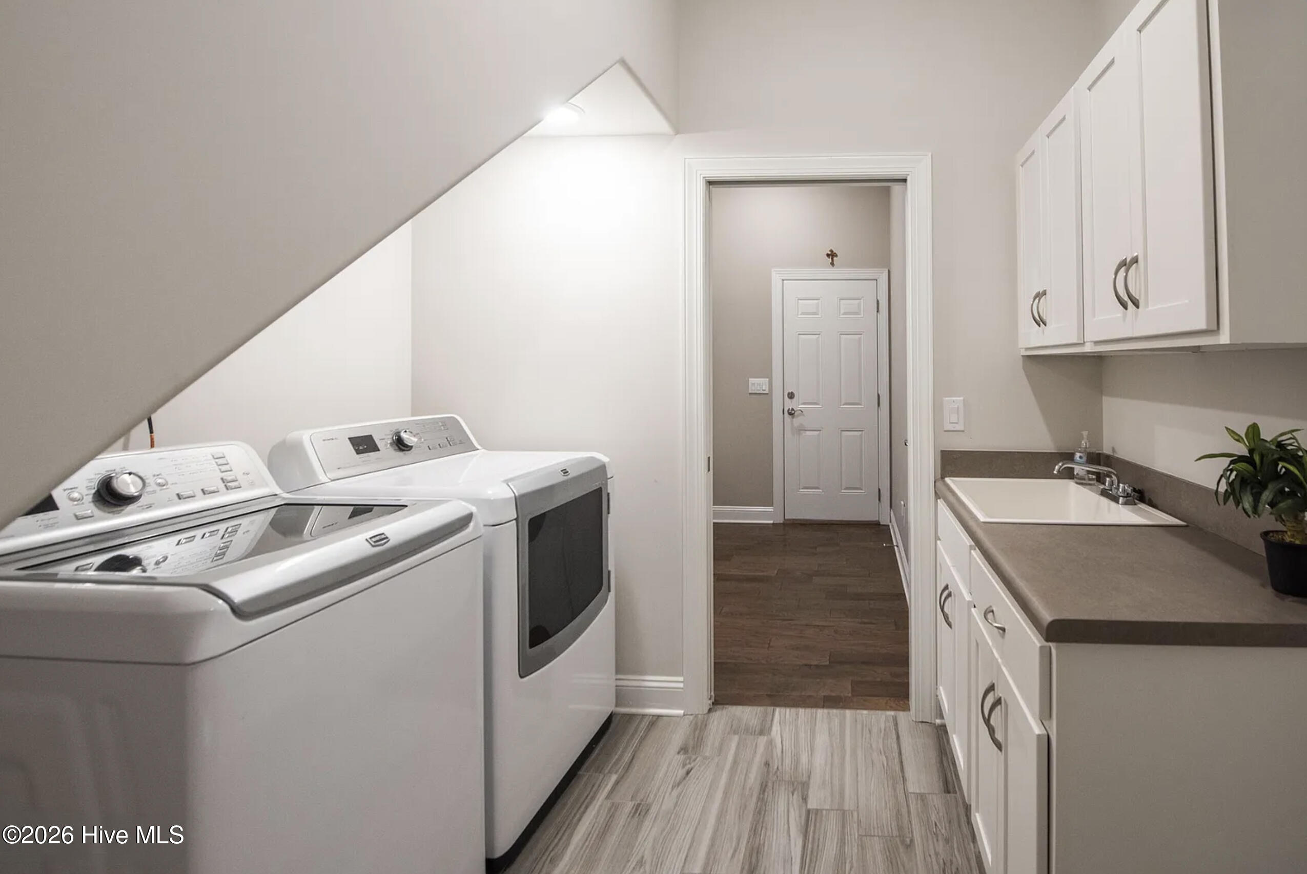 100563129 | Photo 33