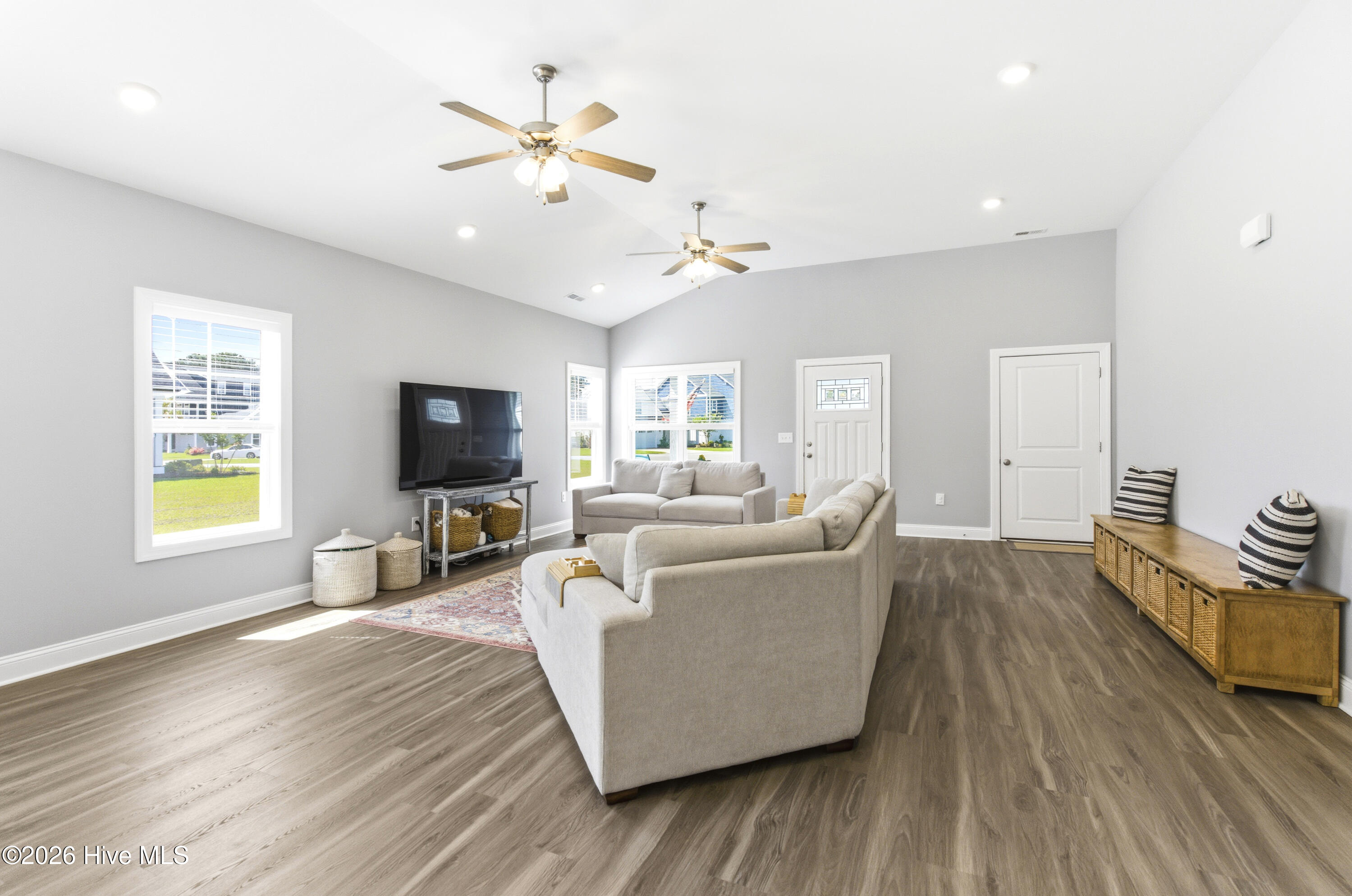 100568018 | Photo 15