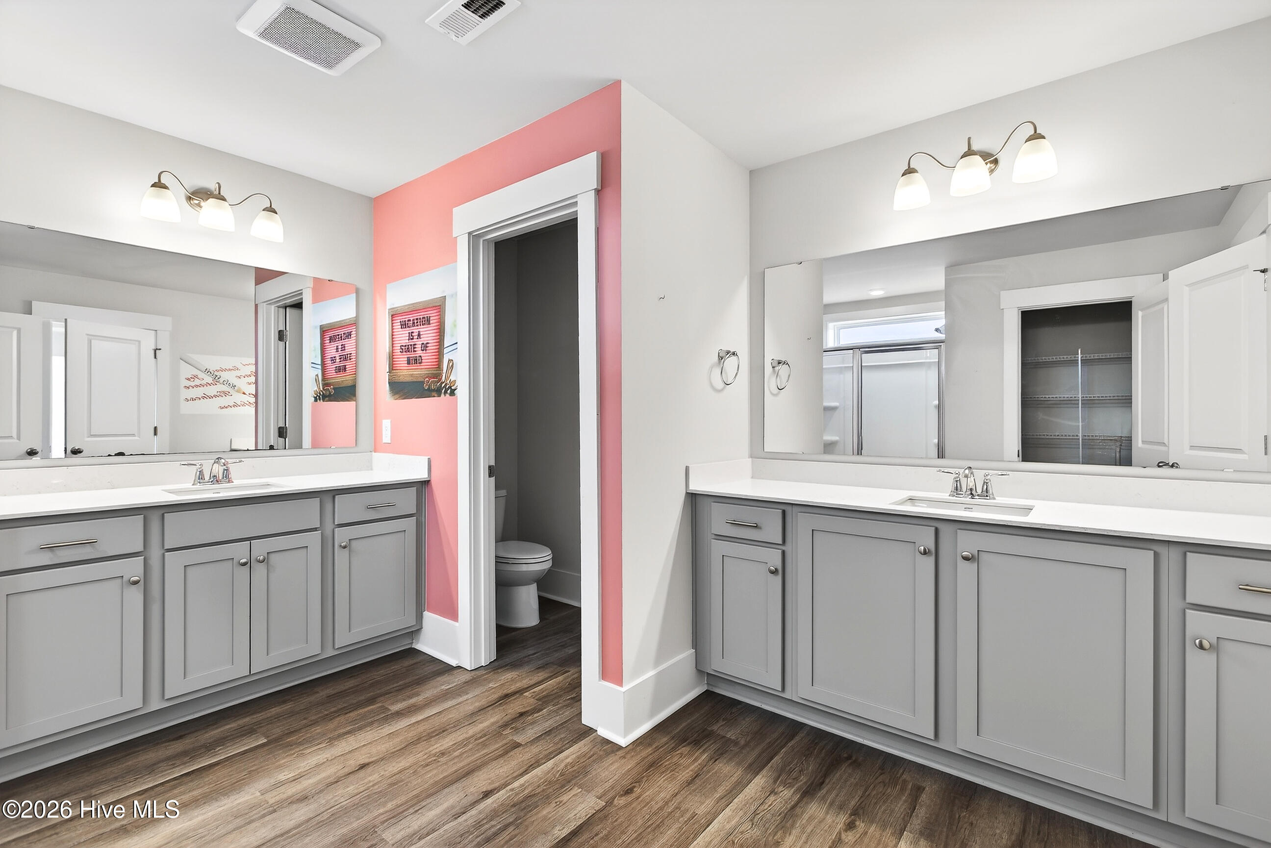 100562983 | Photo 22