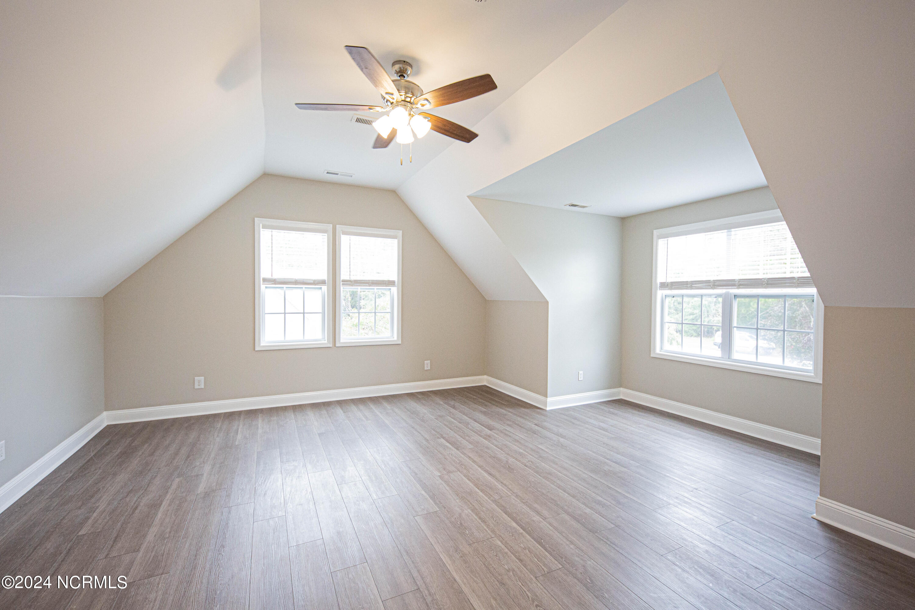 100566053 | Photo 25