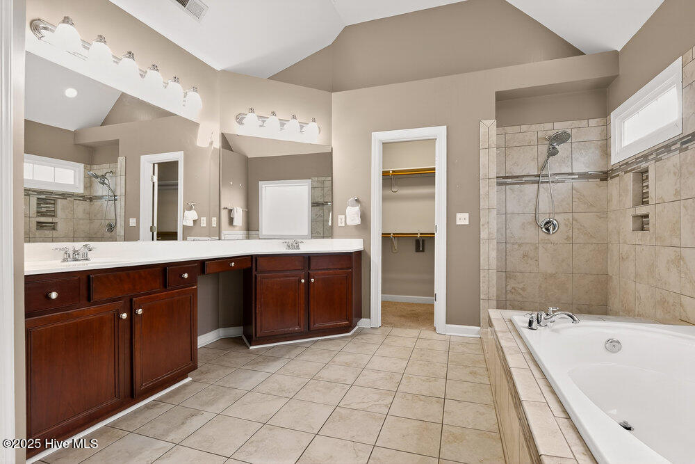 100526885 | Photo 19