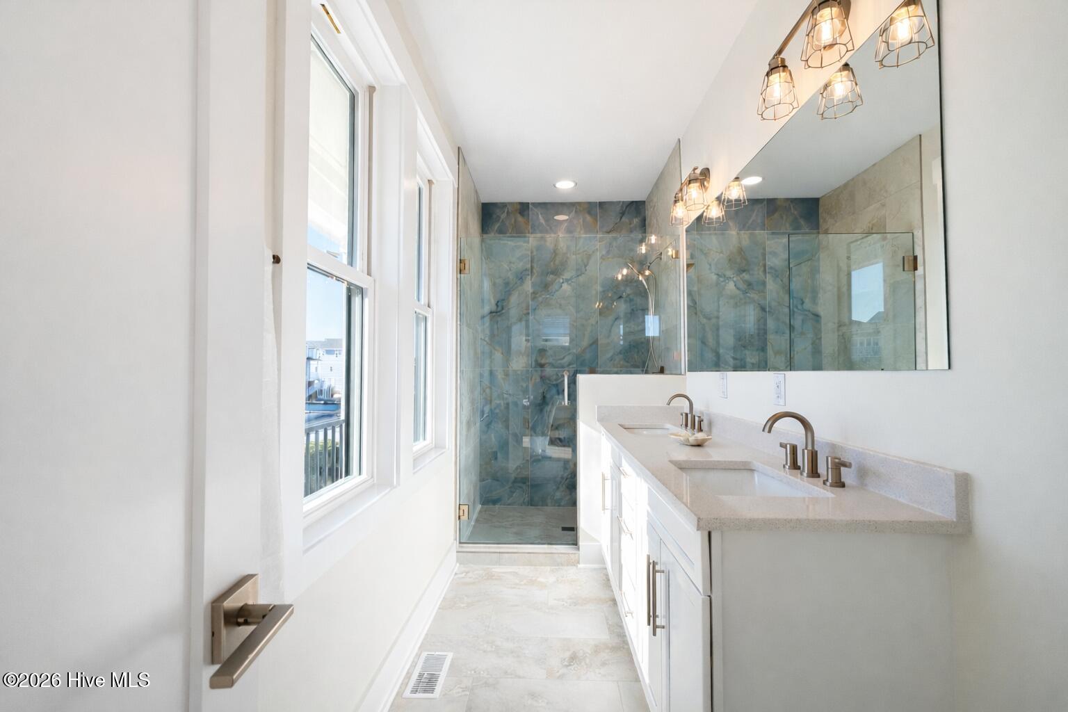 100542941 | Photo 35