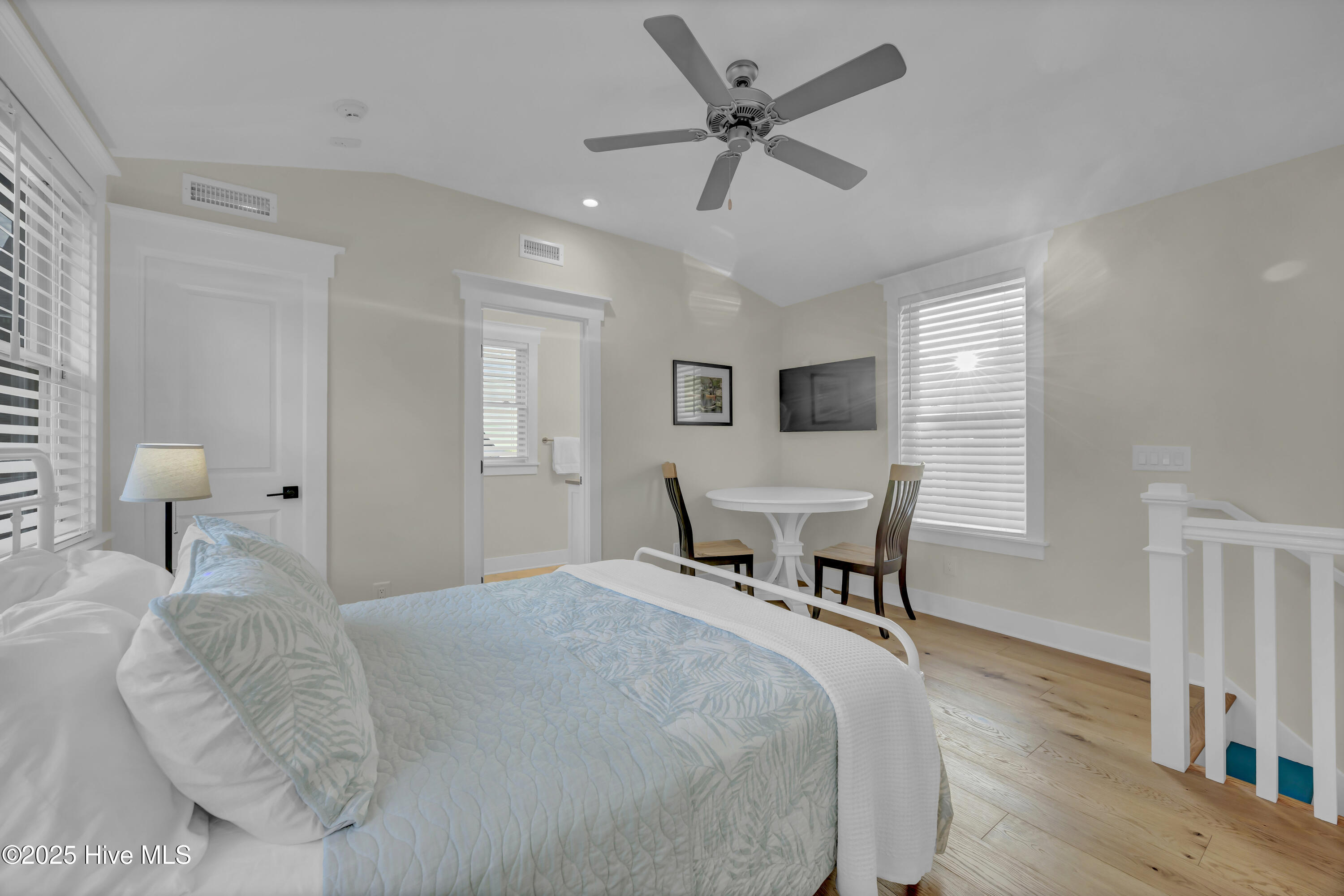 100534977 | Photo 44