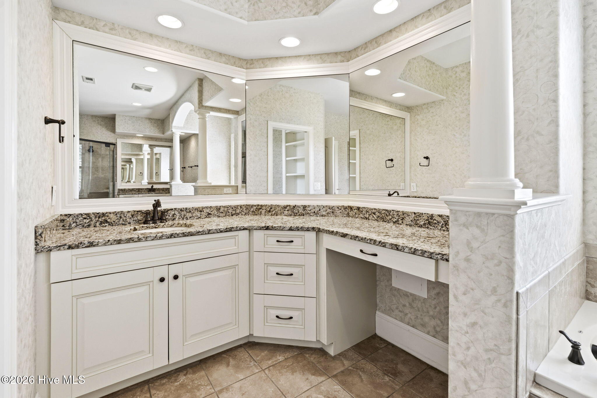 100568183 | Photo 28