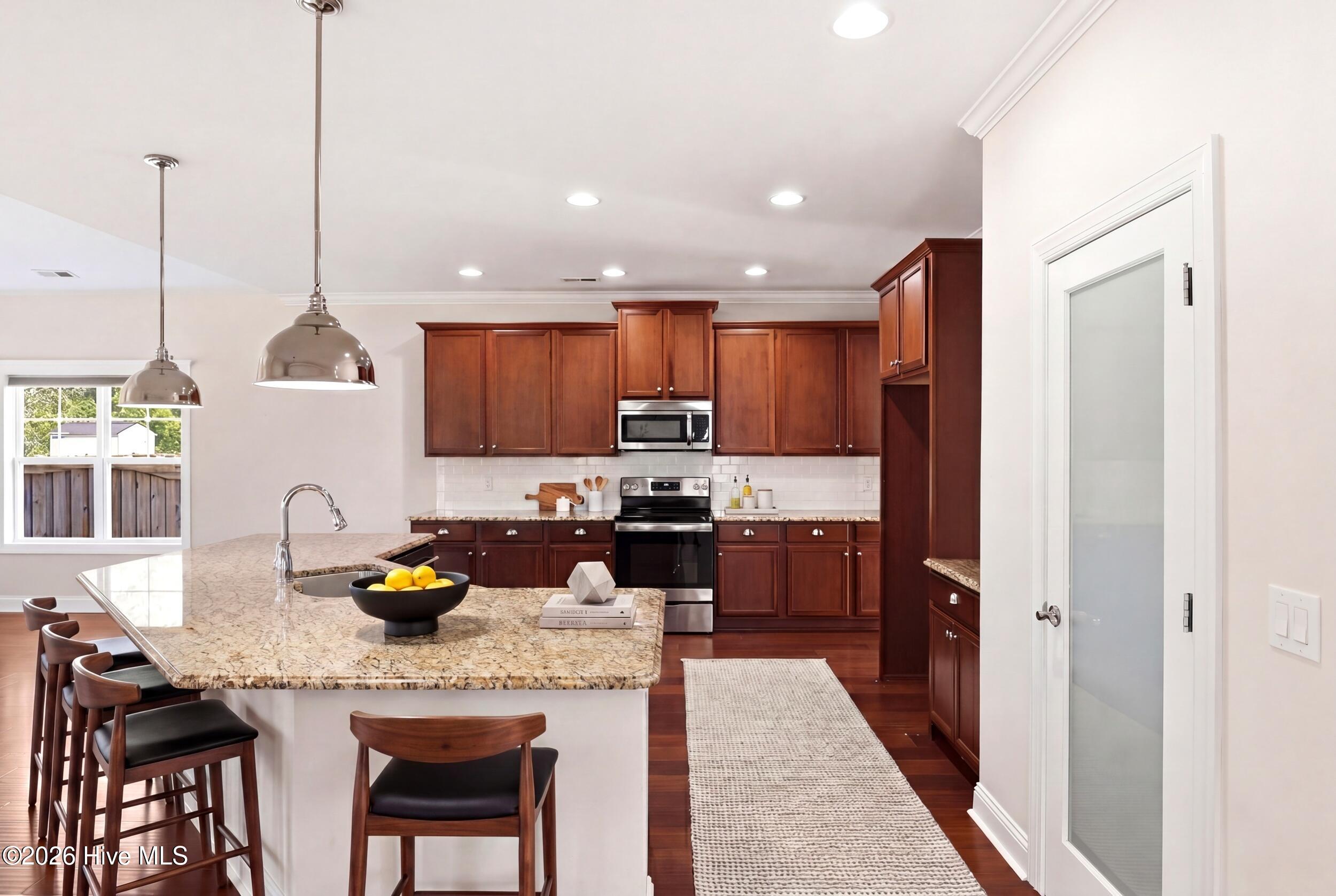 100569352 | Photo 11