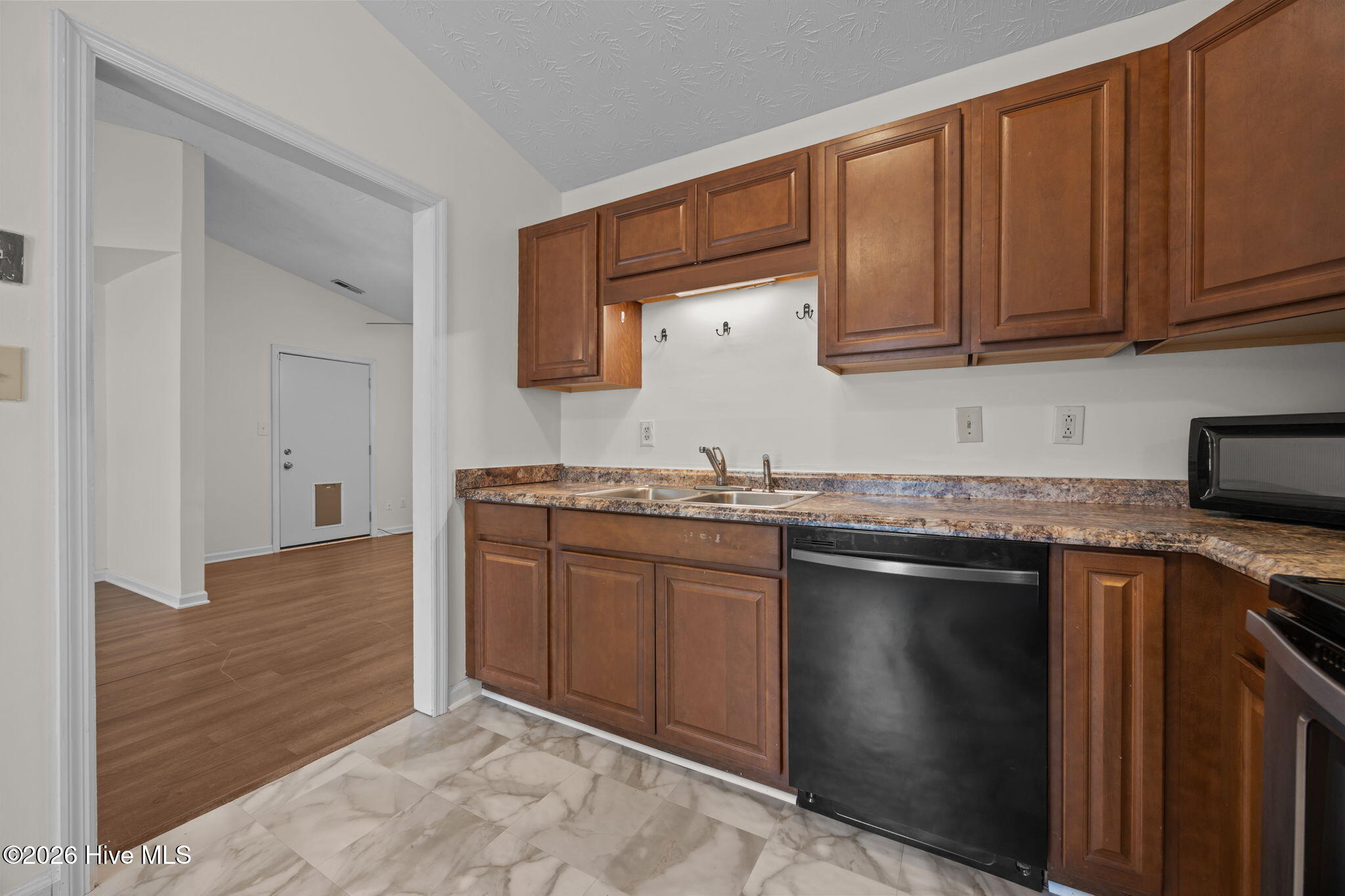 100550938 | Photo 11