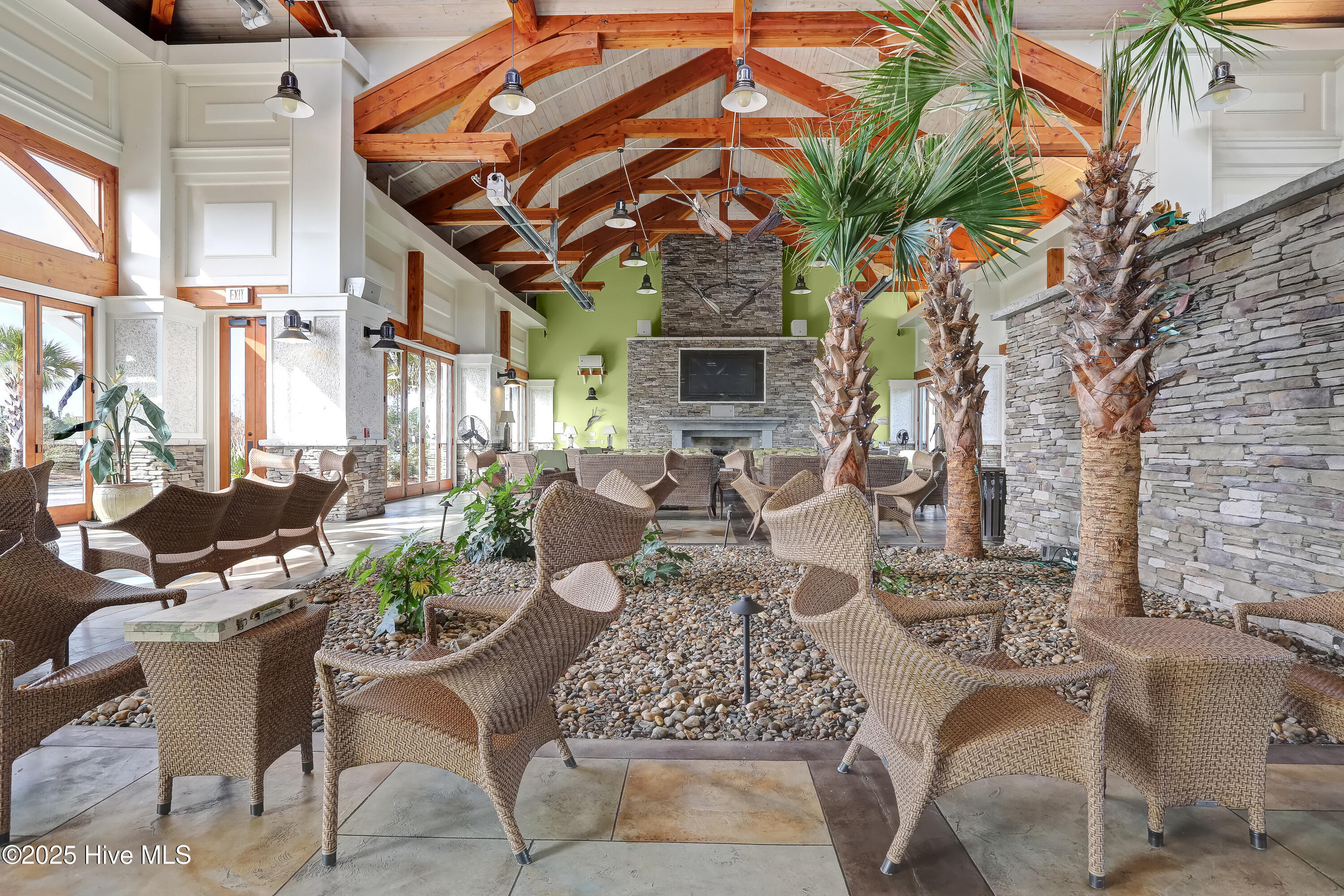 100557169 | Photo 76