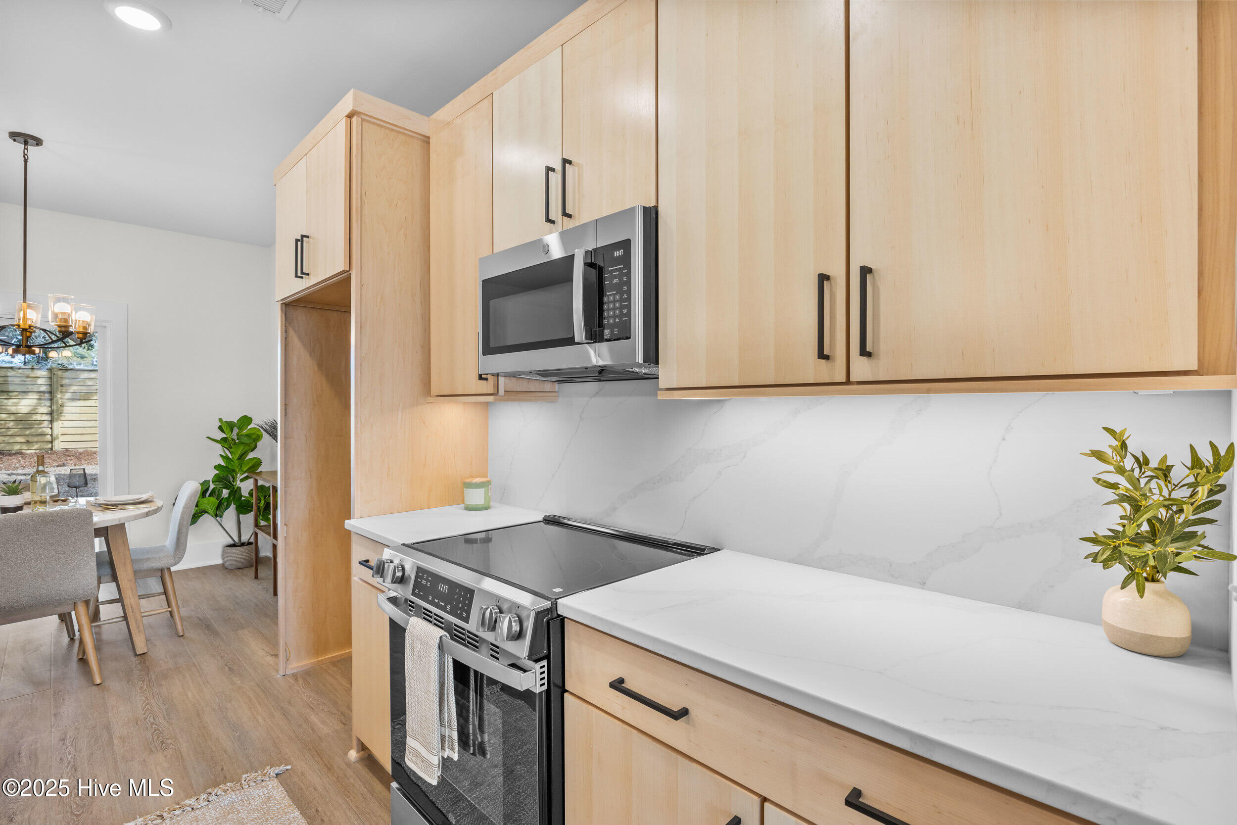 100557890 | Photo 16