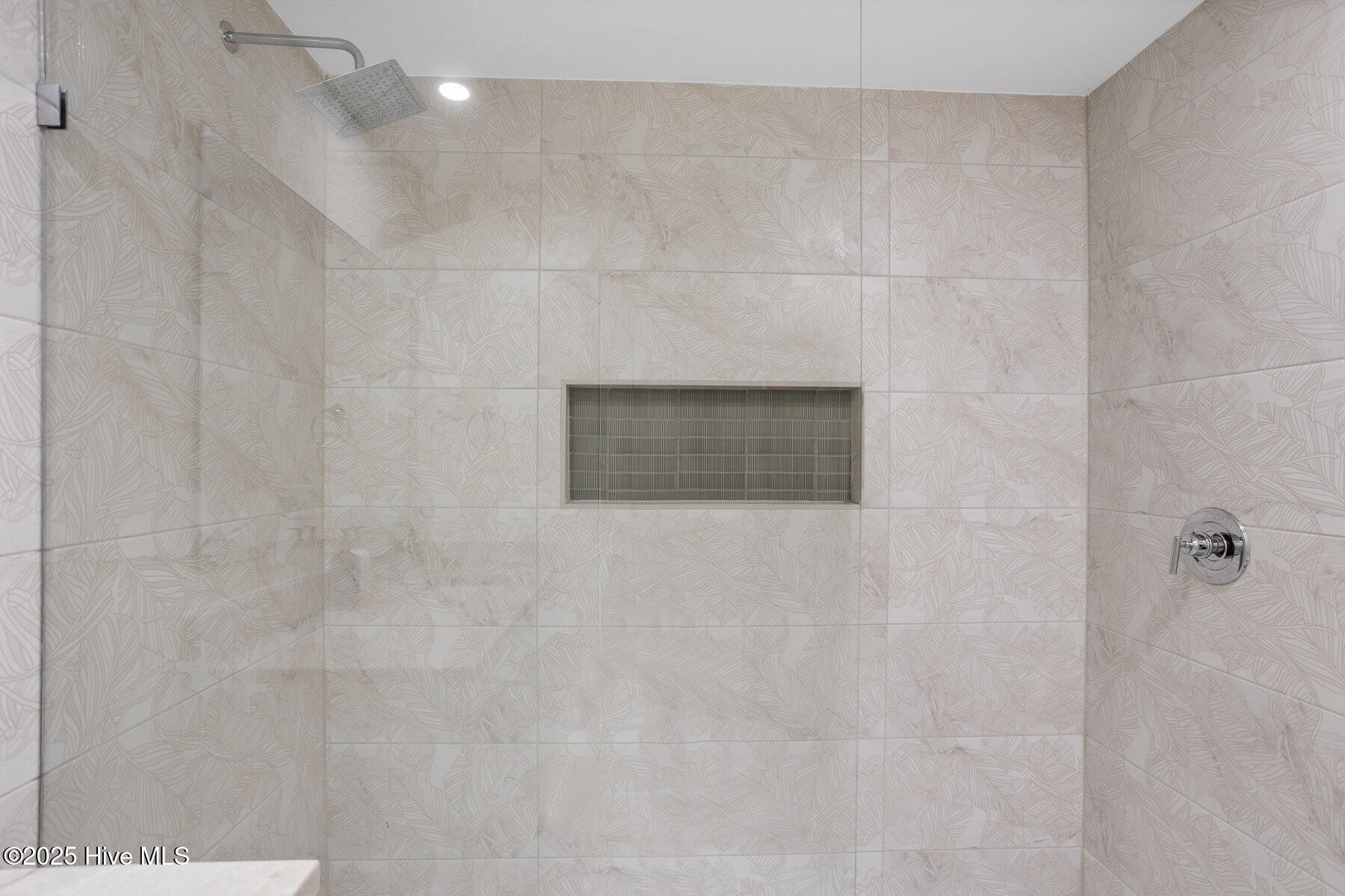 100523205 | Photo 23