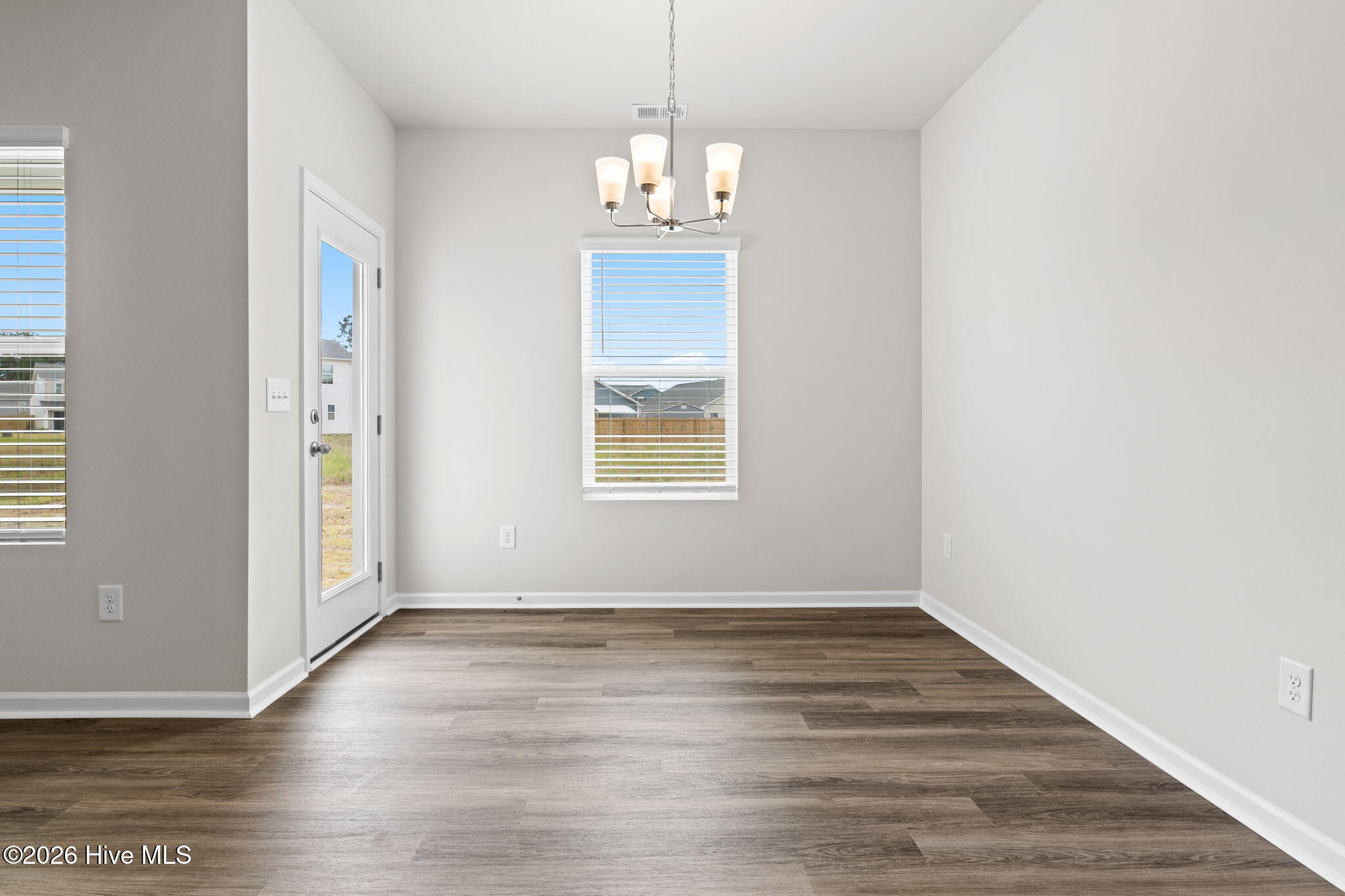 100514183 | Photo 17