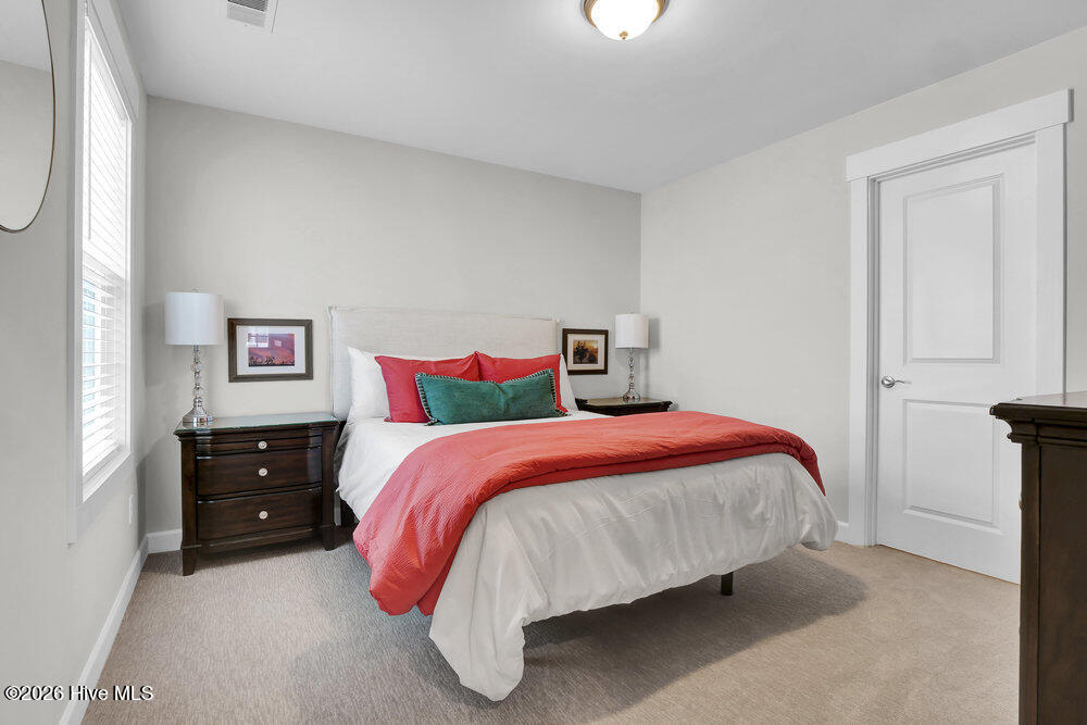 100558129 | Photo 43