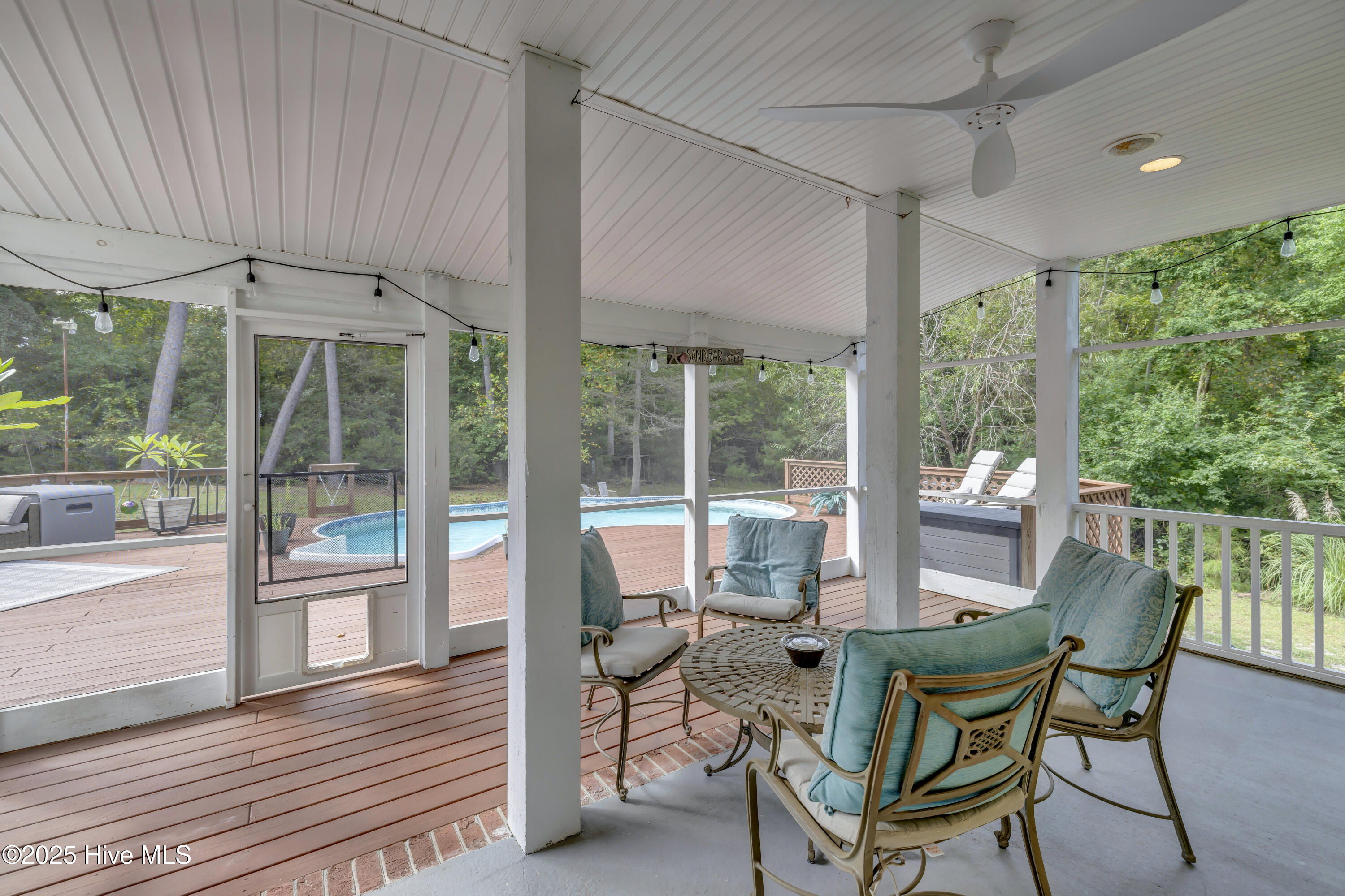 100533968 | Photo 44