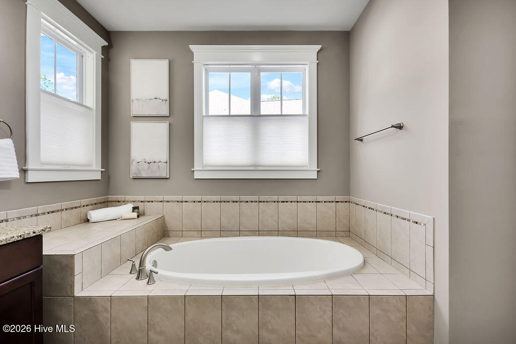 100548295 | Photo 36