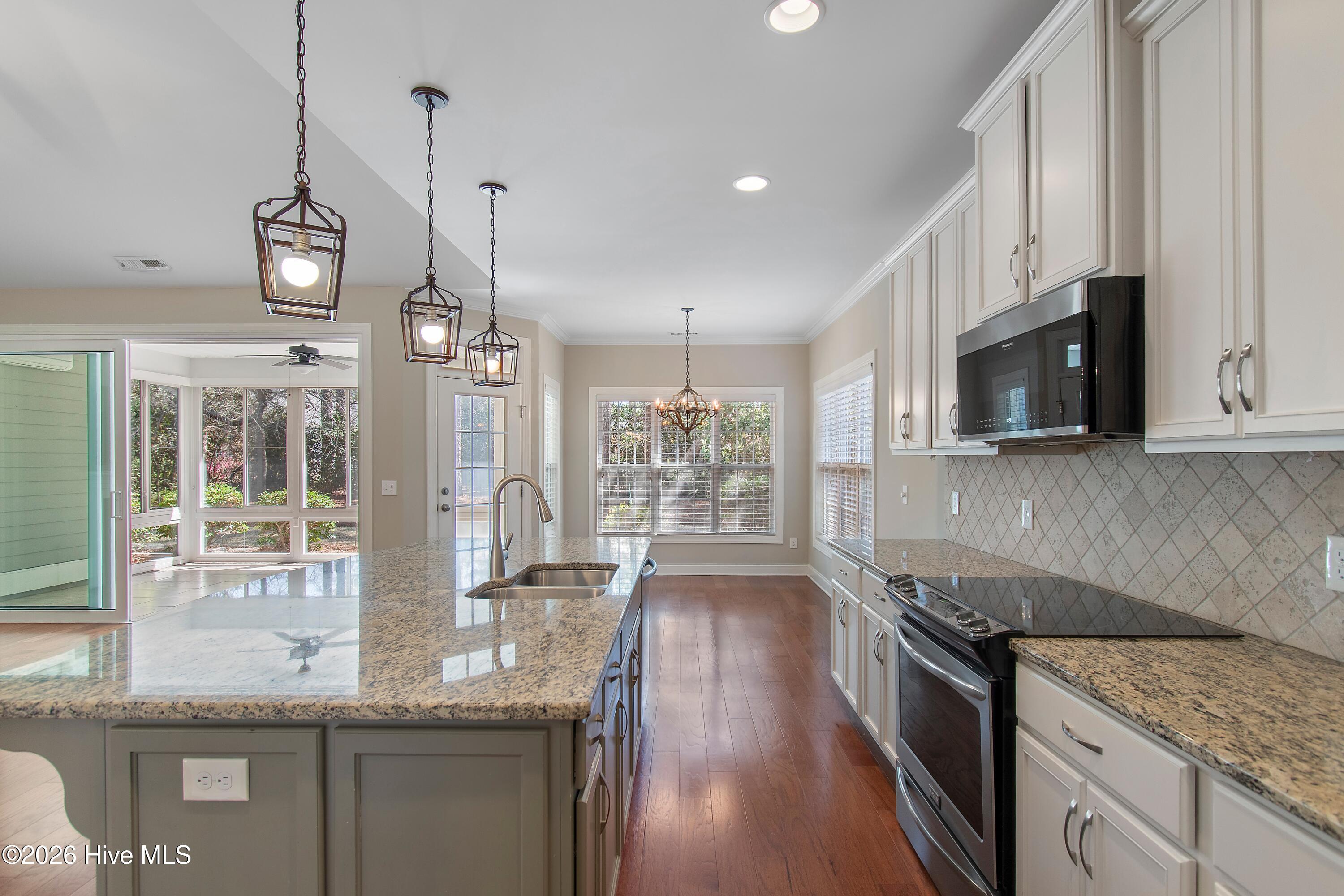 100563713 | Photo 16