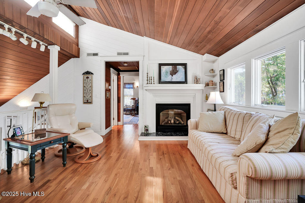 100533114 | Photo 28