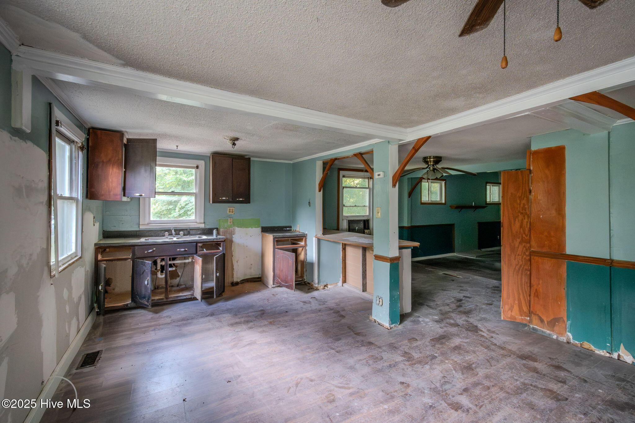 2-web-or-mls-409 S Bodenheimer St-102