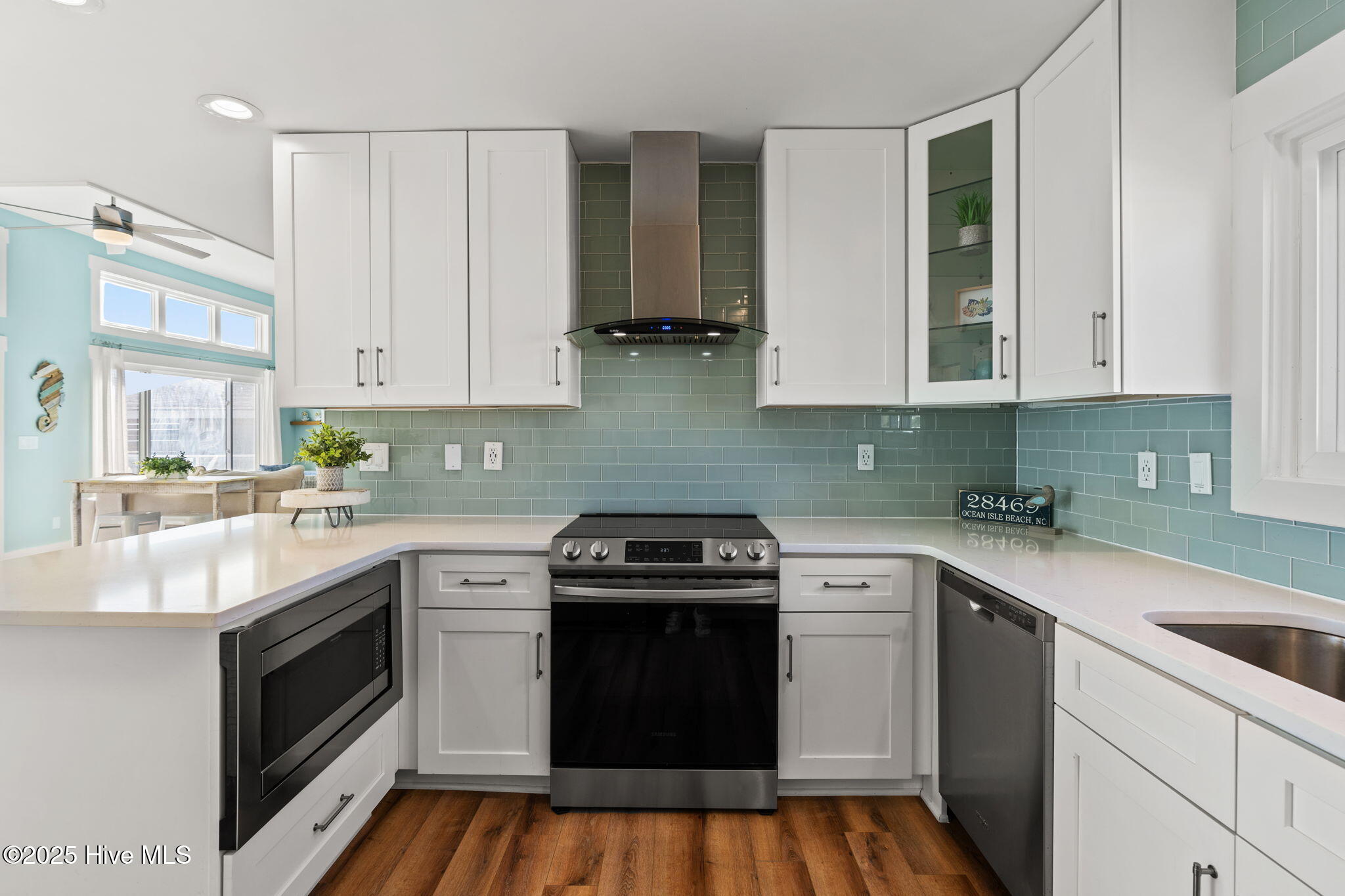 100540283 | Photo 15