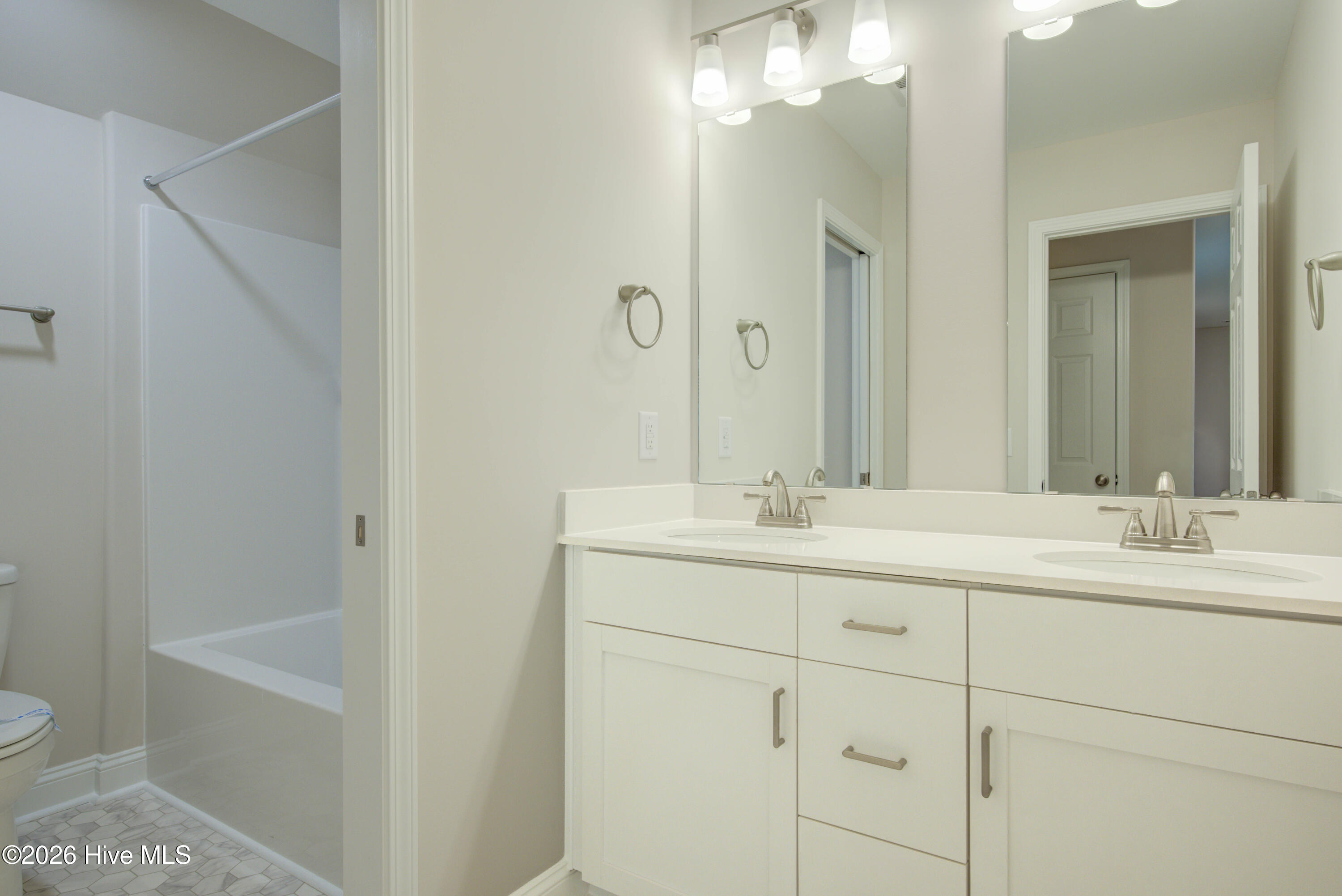 100561393 | Photo 19