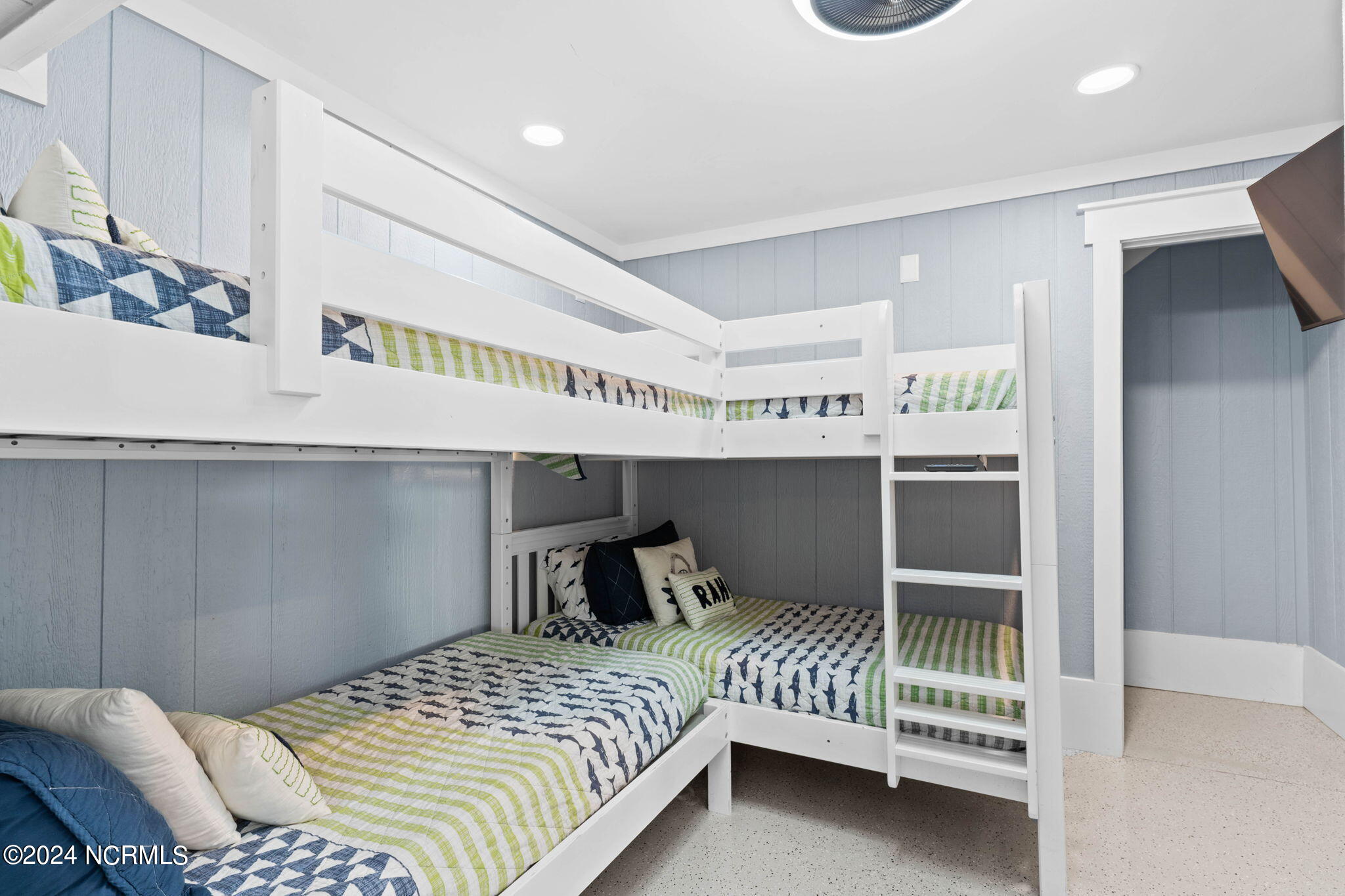 100464984 | Photo 53