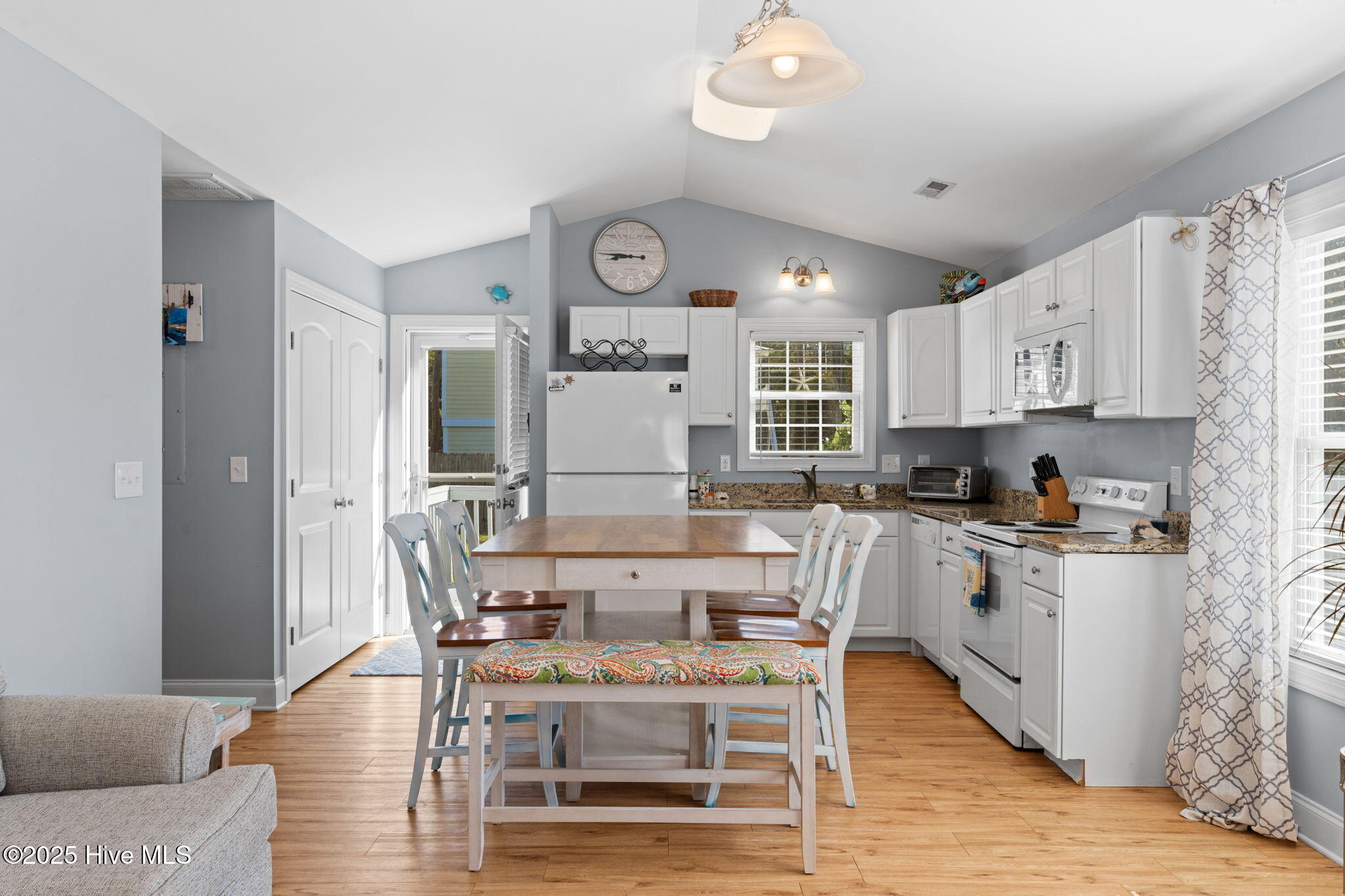 100541037 | Photo 16