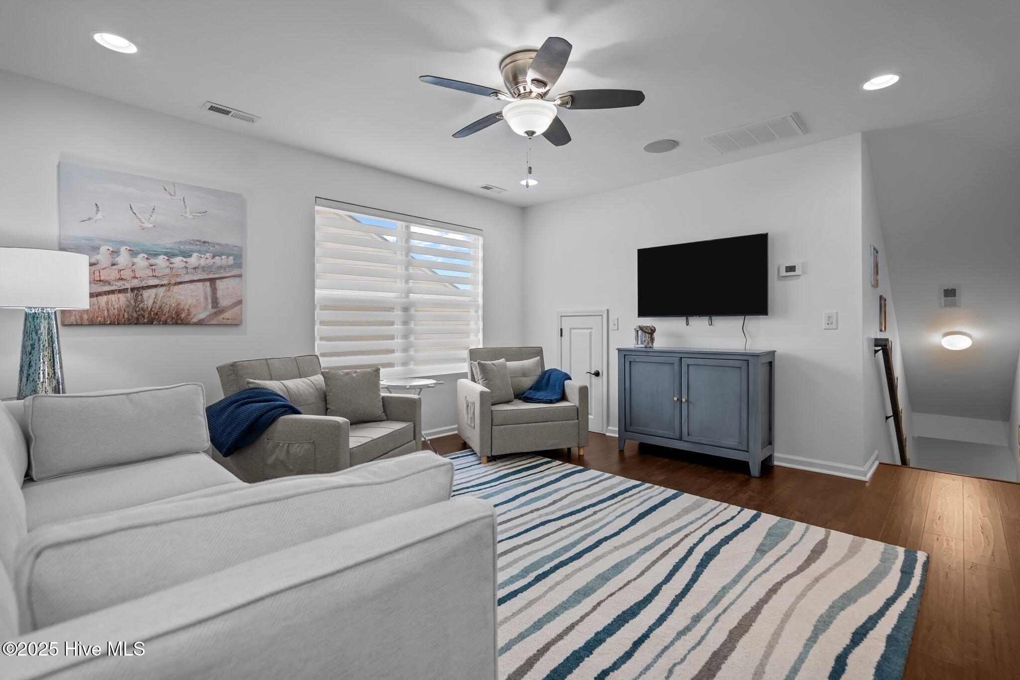 100528063 | Photo 37