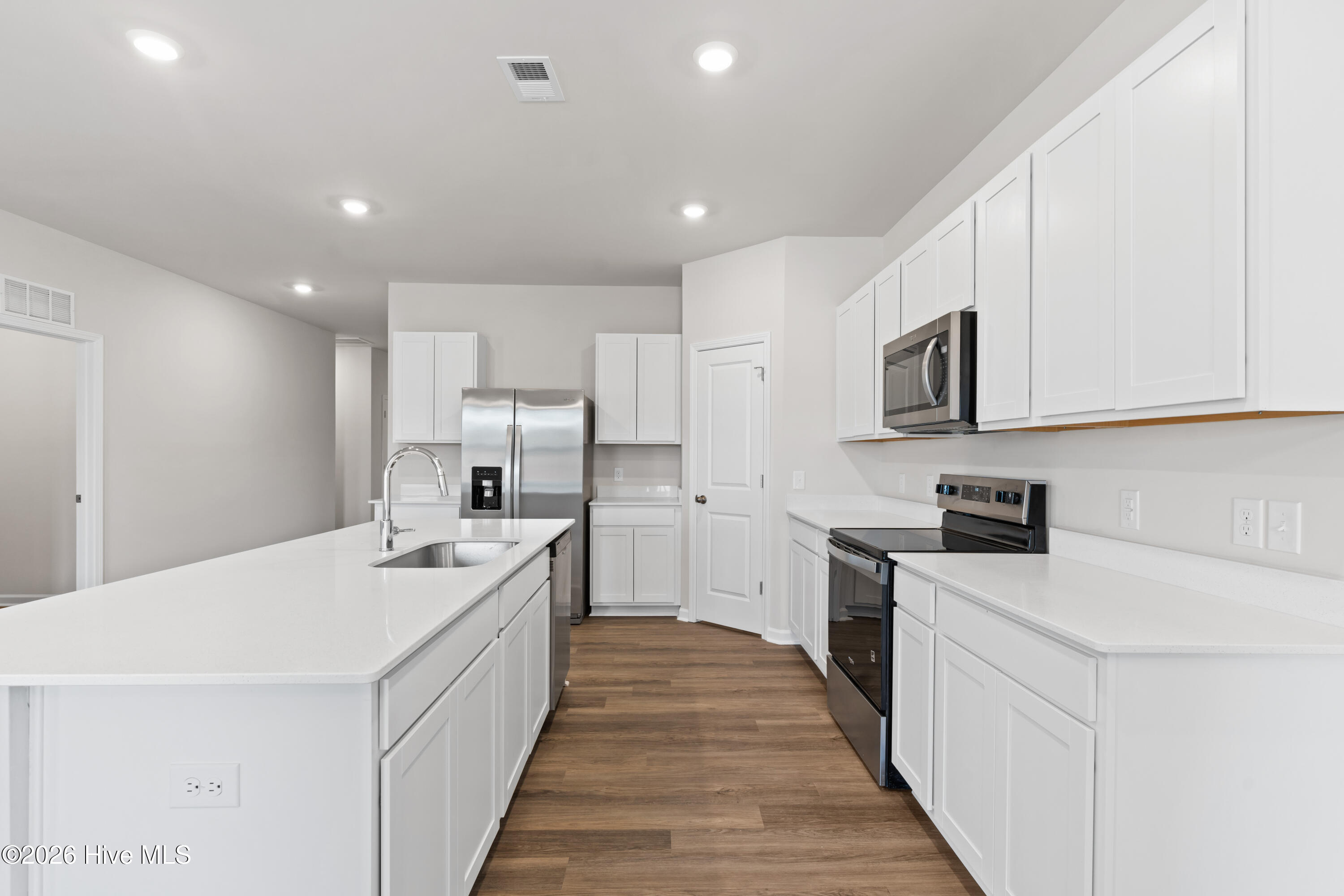 100560303 | Photo 18