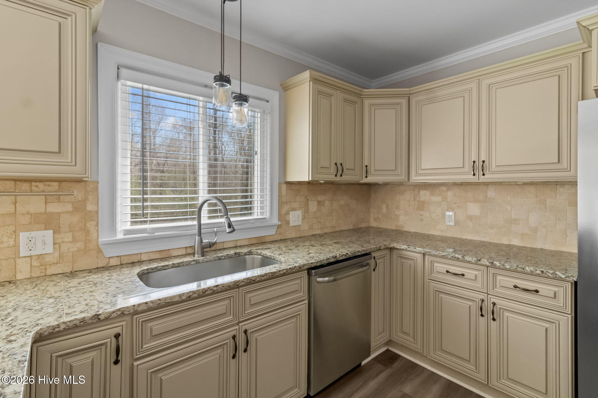 100560043 | Photo 16