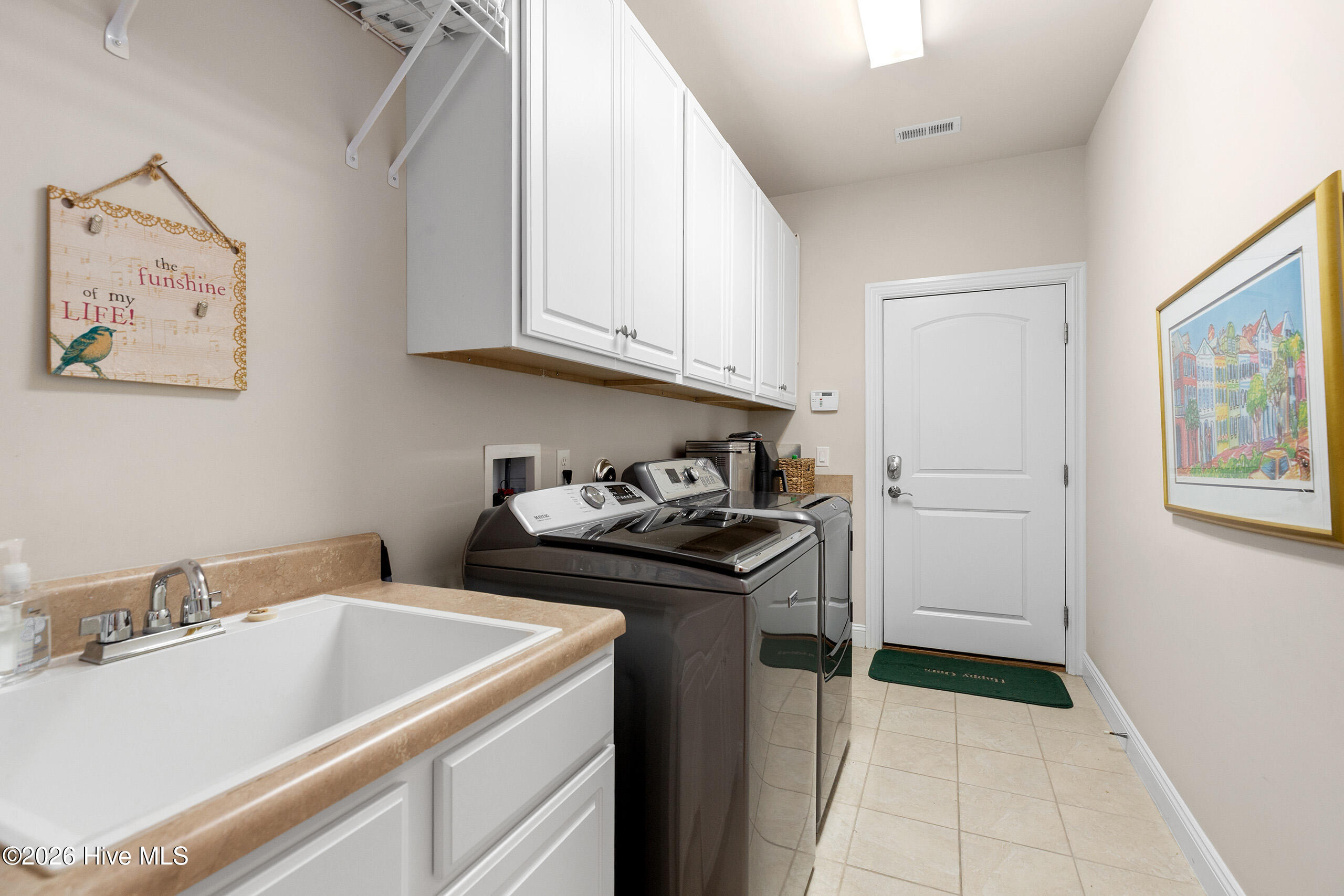 100563471 | Photo 32