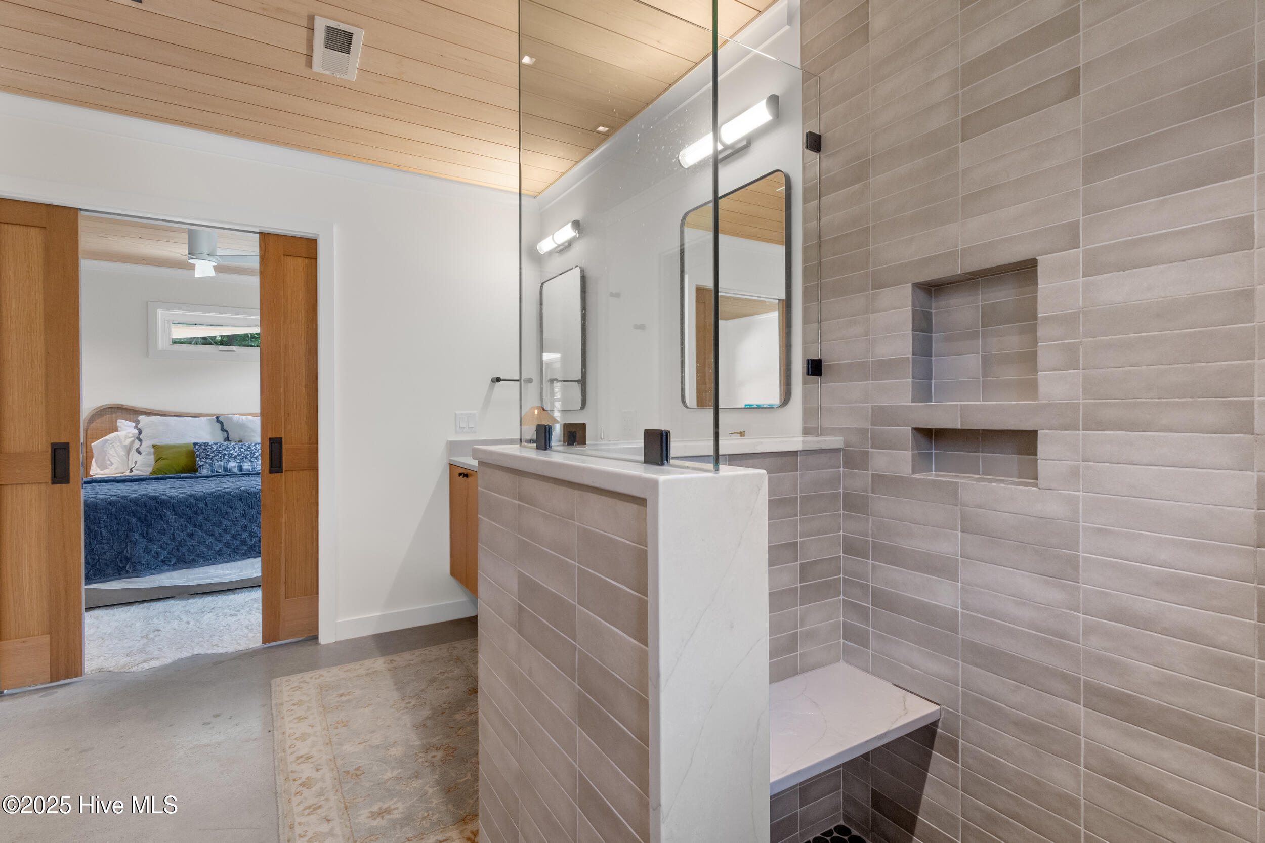 100551660 | Photo 21