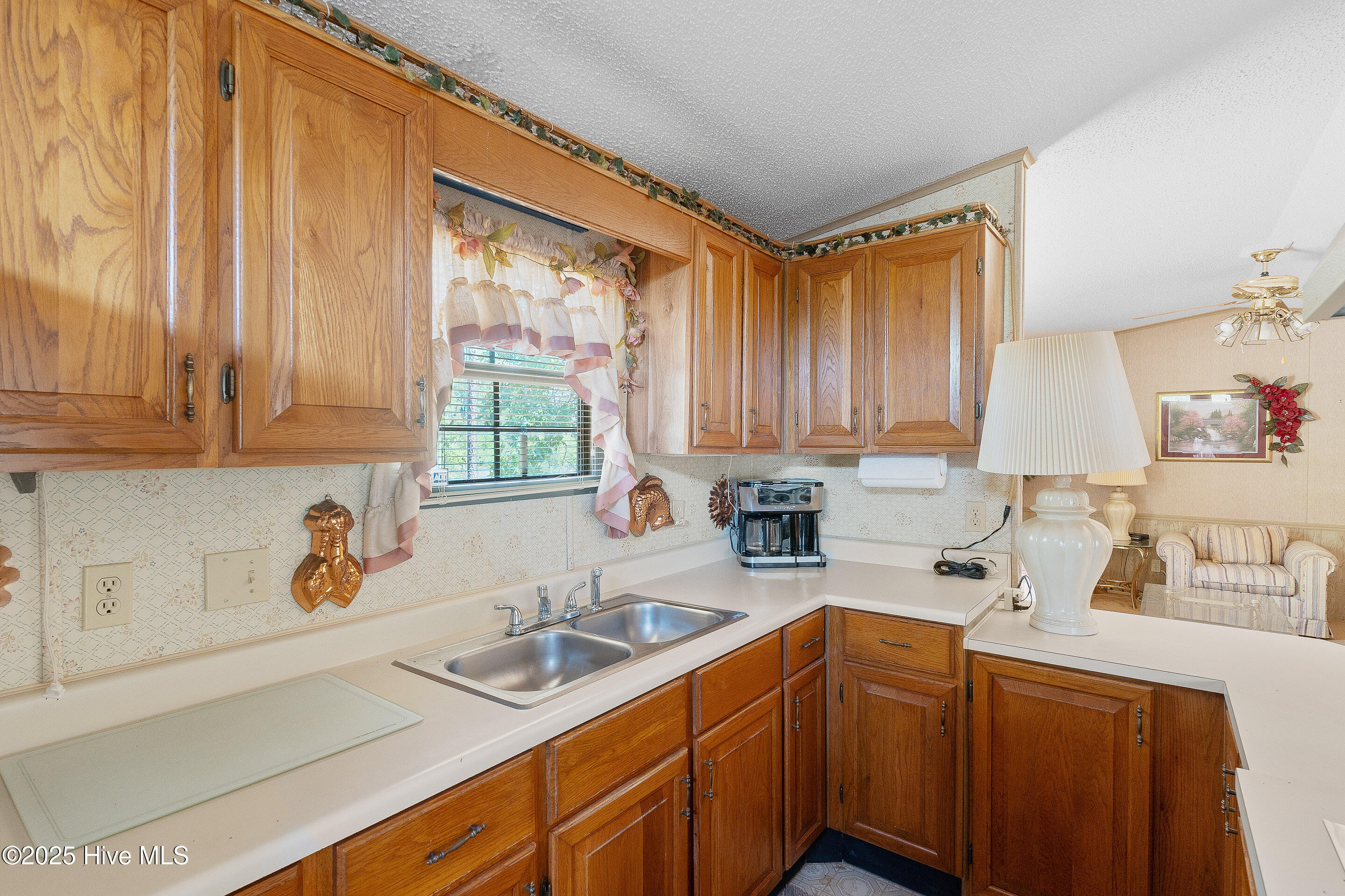 100562798 | Photo 12