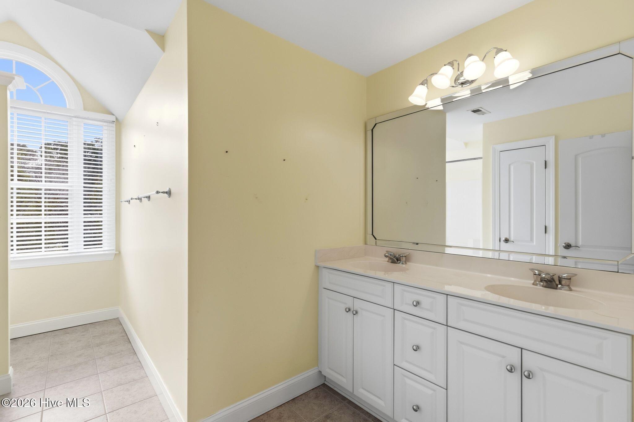 100561180 | Photo 73