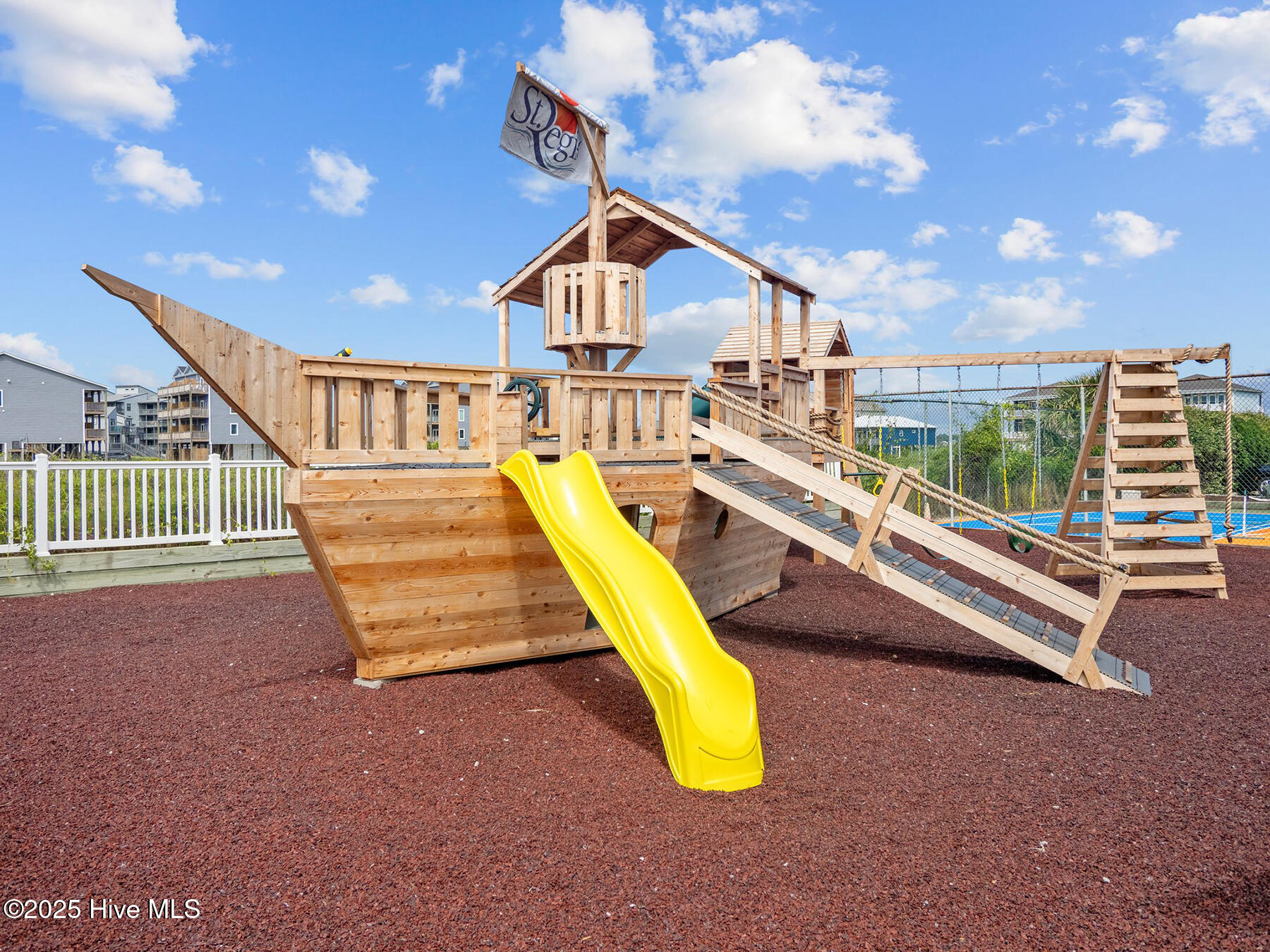 100518726 | Photo 42