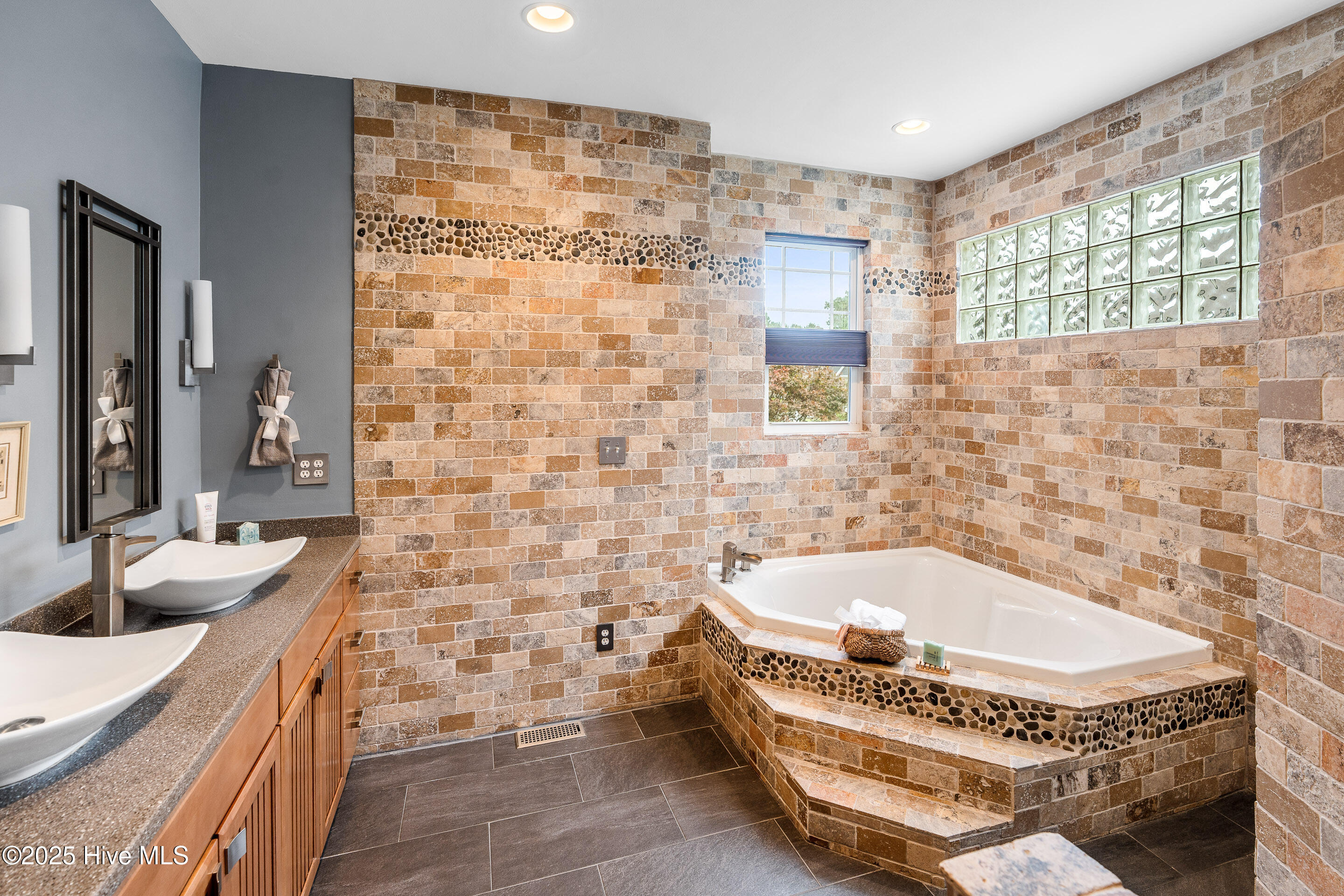 100505939 | Photo 33