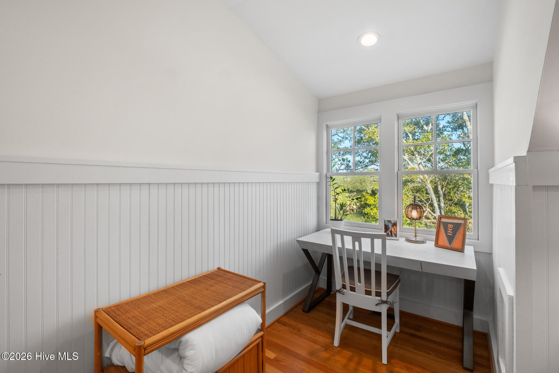 100560267 | Photo 34