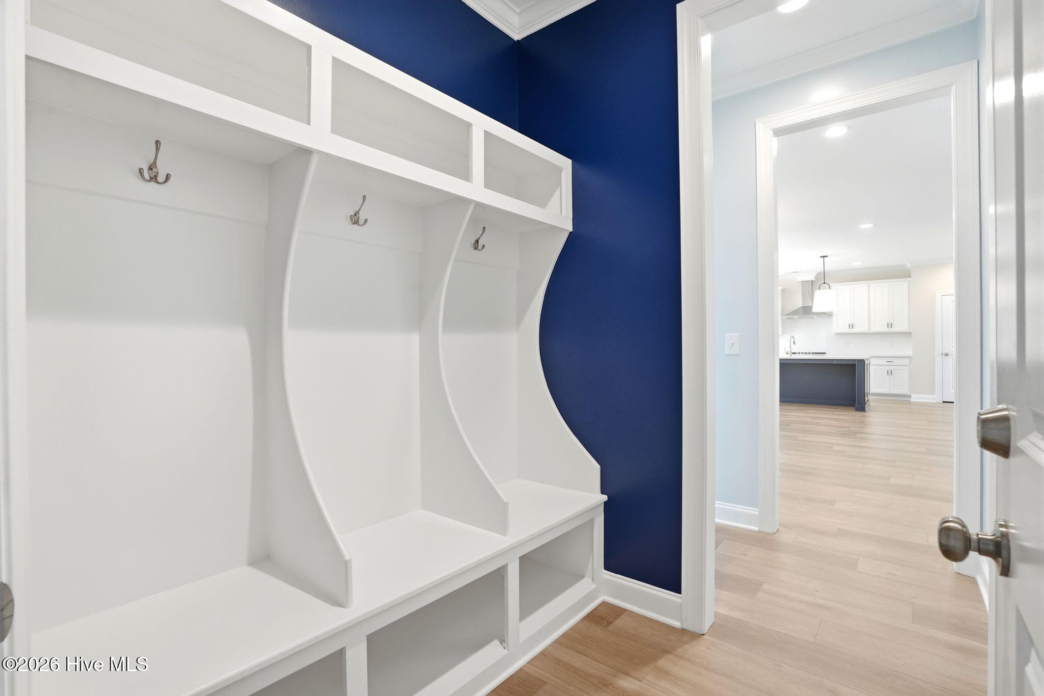 100562109 | Photo 33