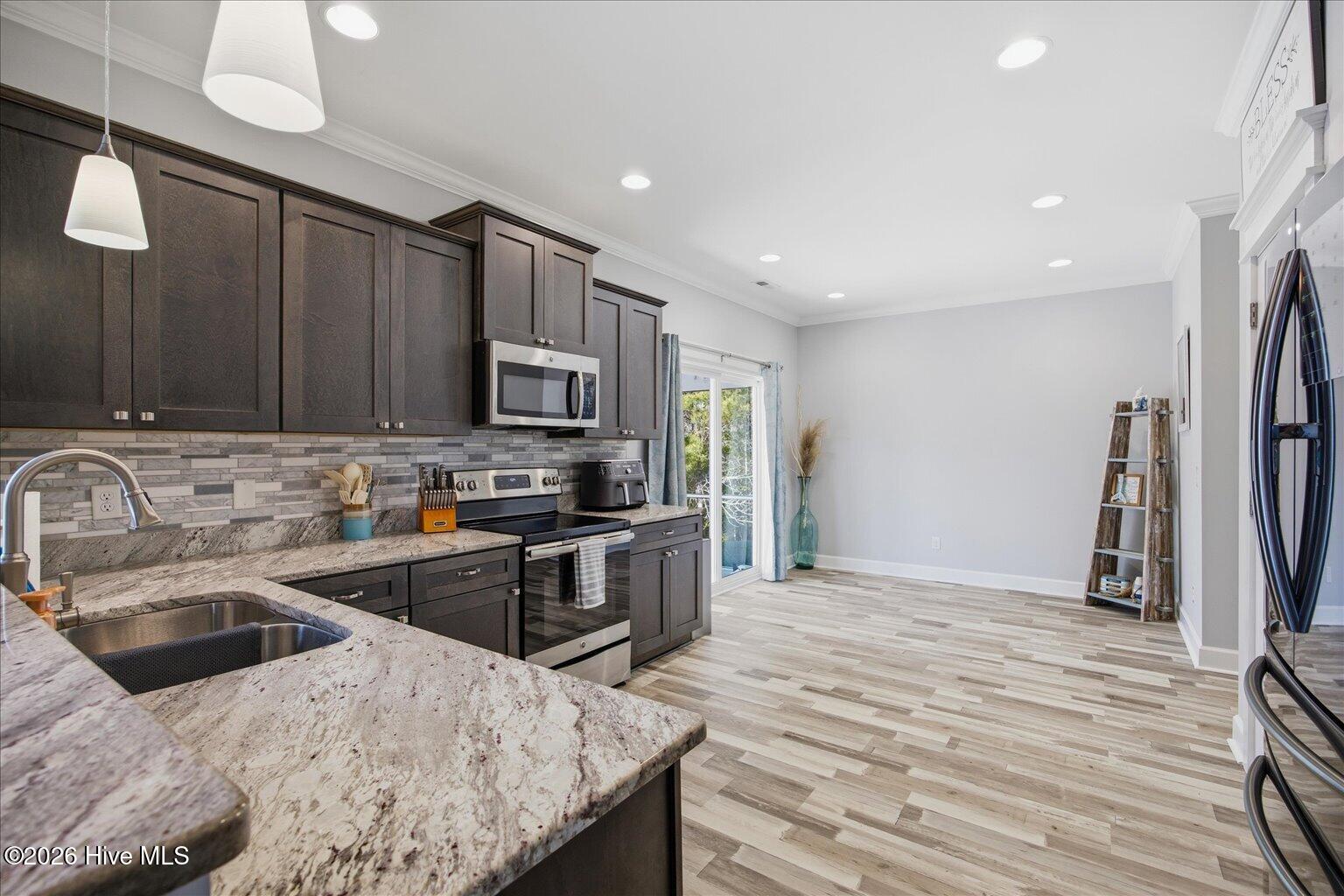 100563352 | Photo 13