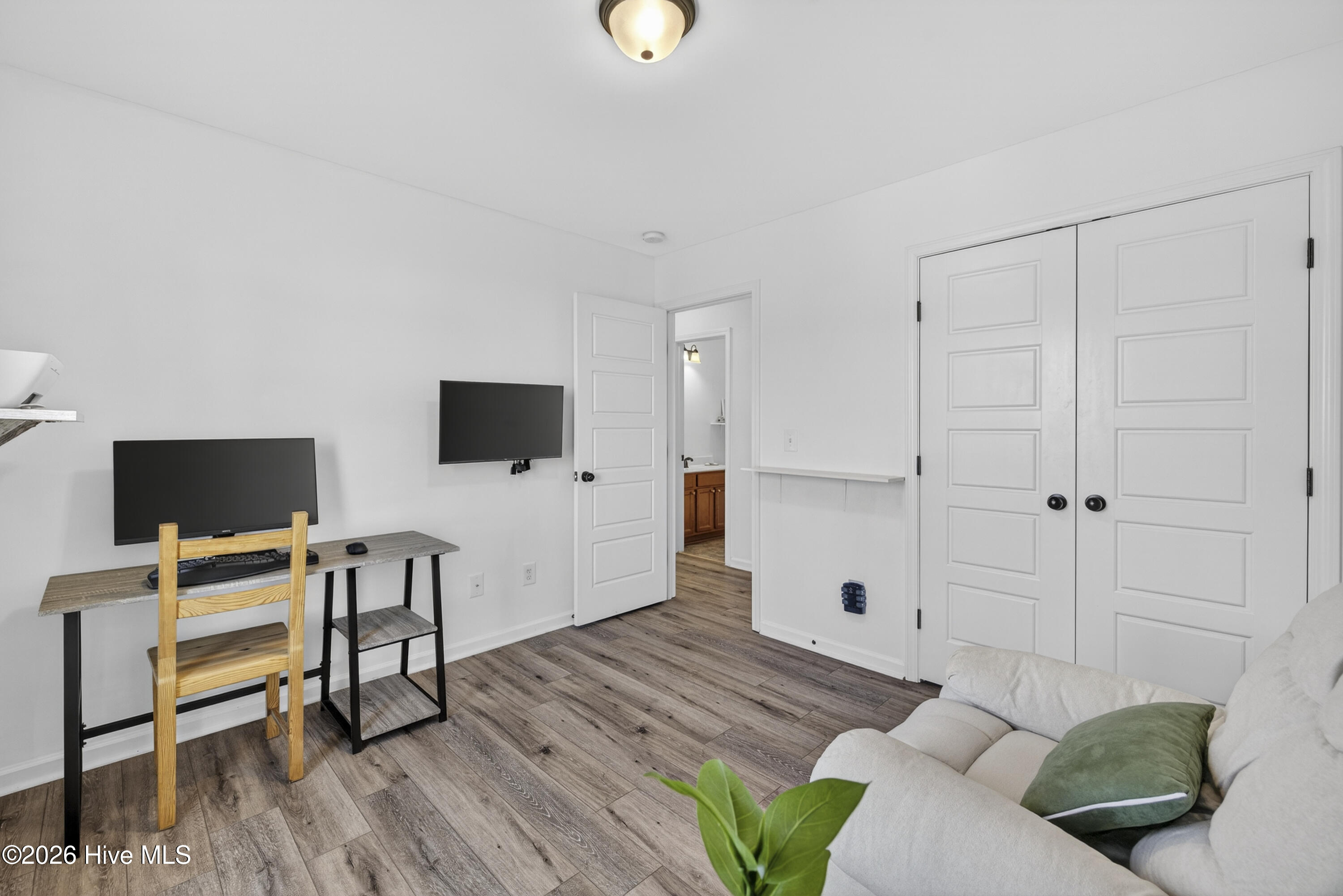 100560873 | Photo 33