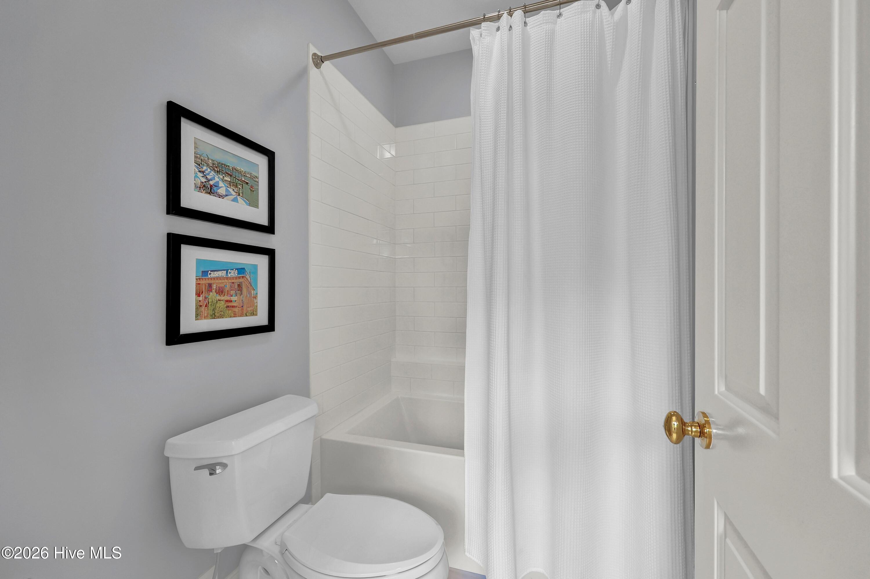 100569370 | Photo 35