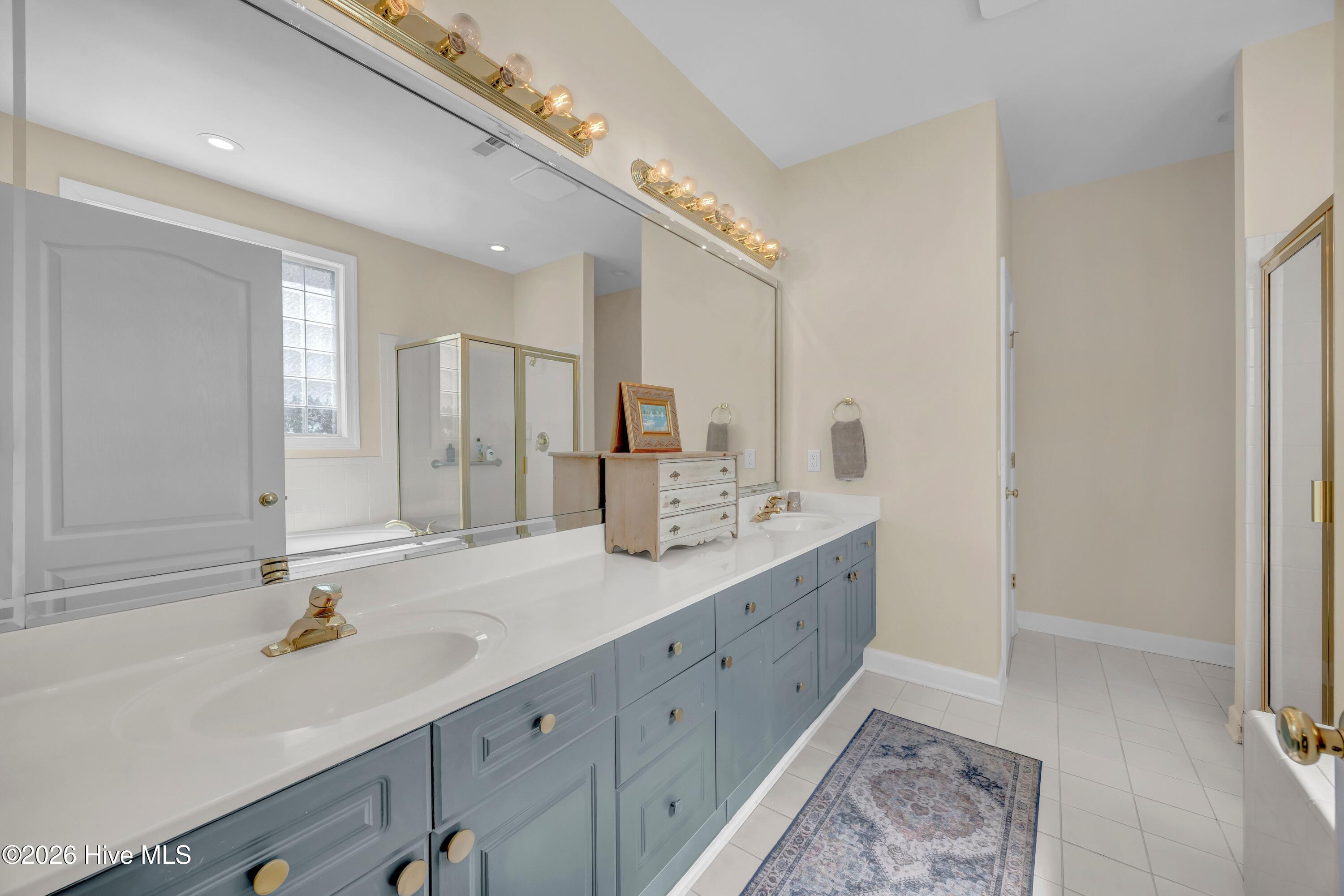 100561367 | Photo 18