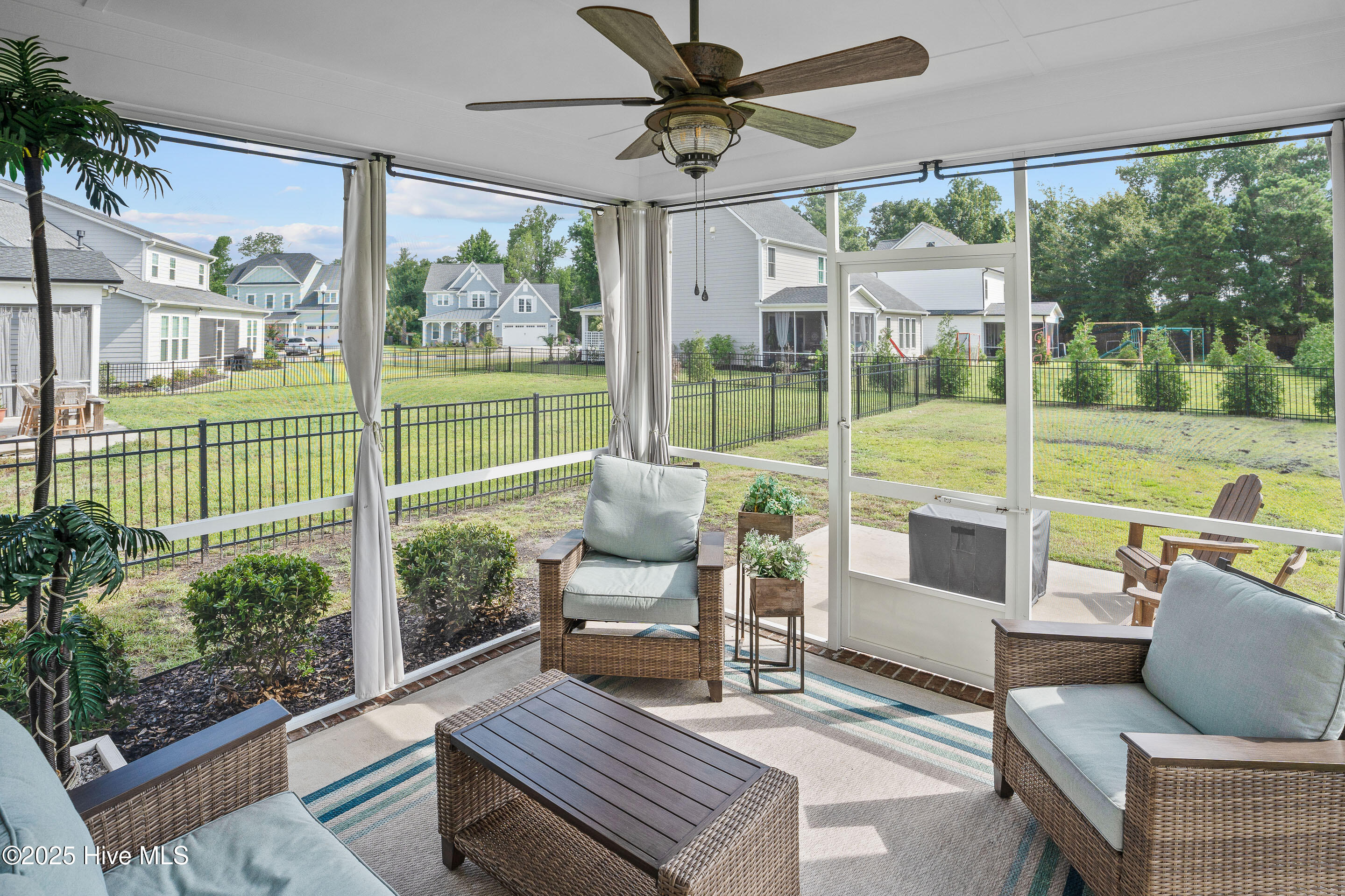 100520061 | Photo 34