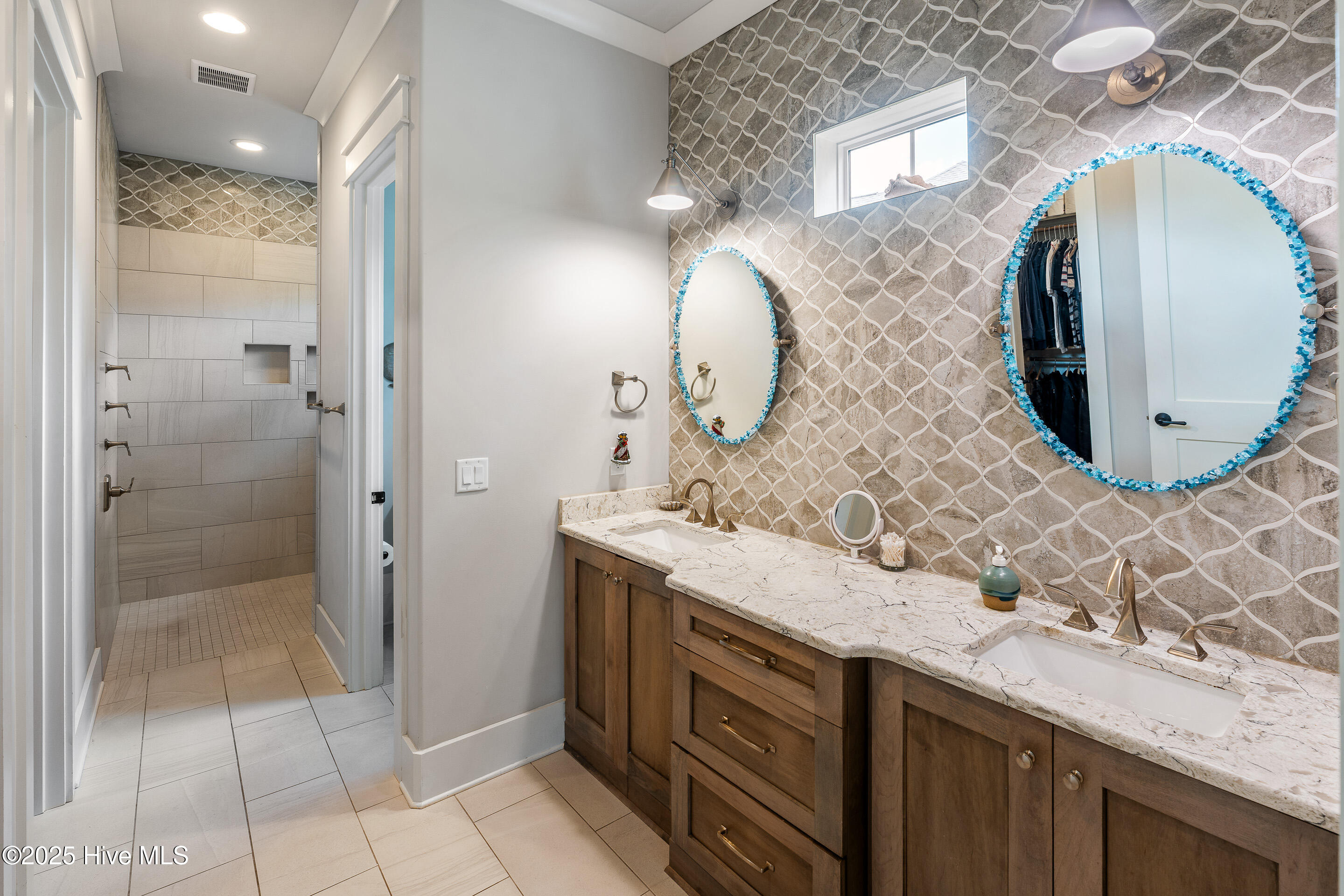 100554295 | Photo 27