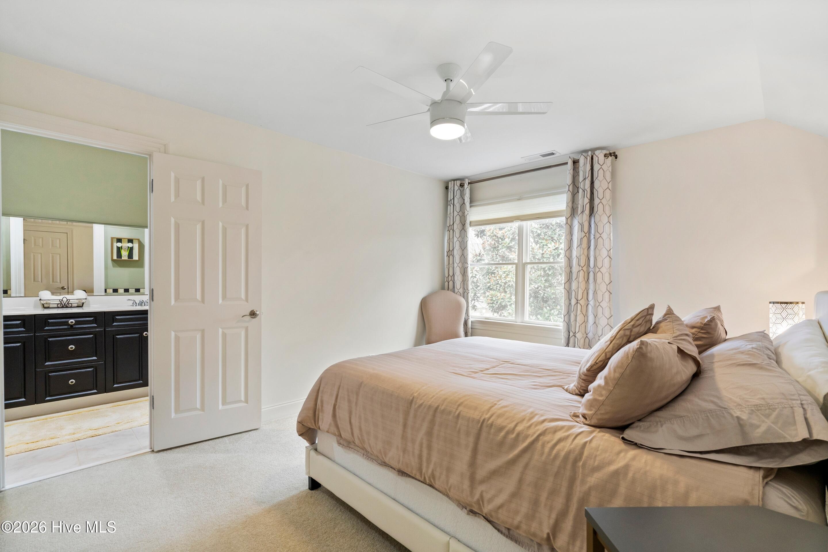 100548933 | Photo 55