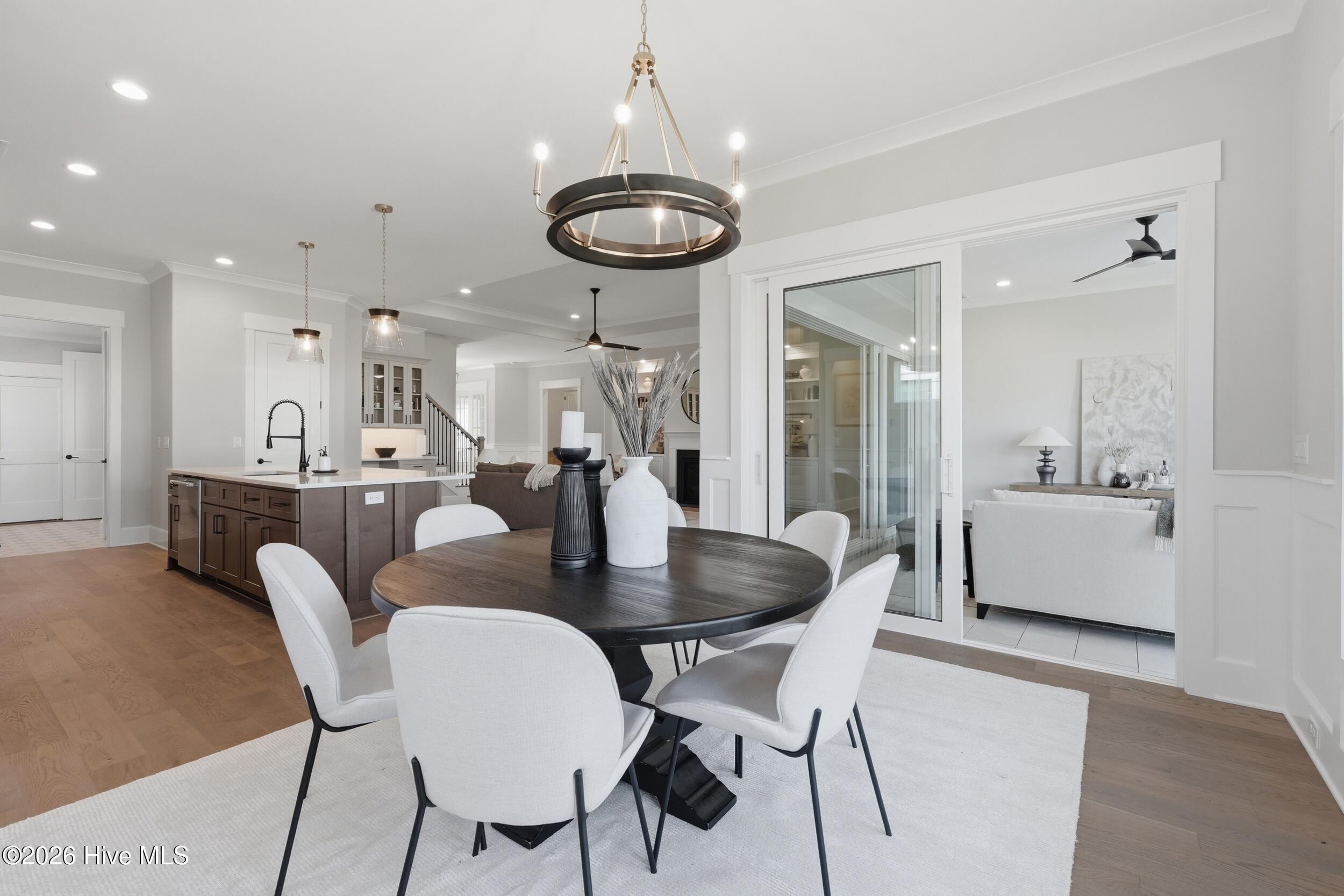 100567785 | Photo 37