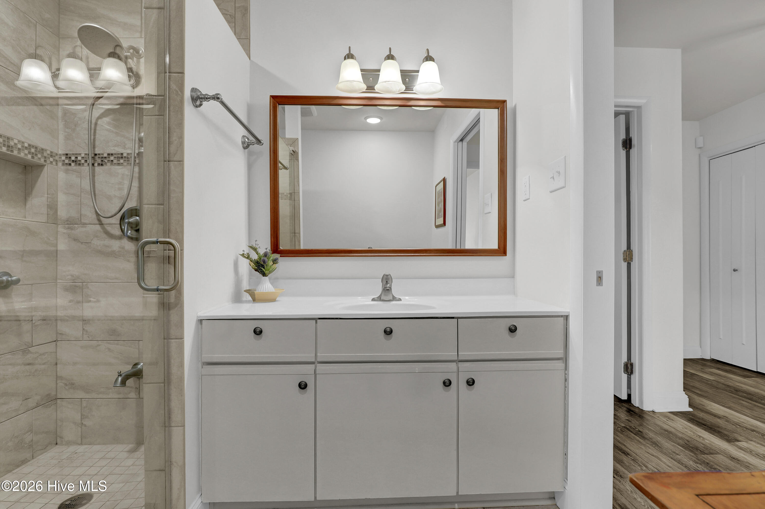 100549280 | Photo 27