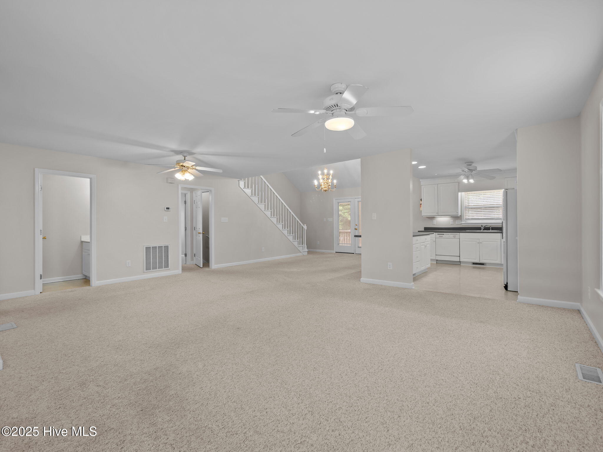 100536740 | Photo 10