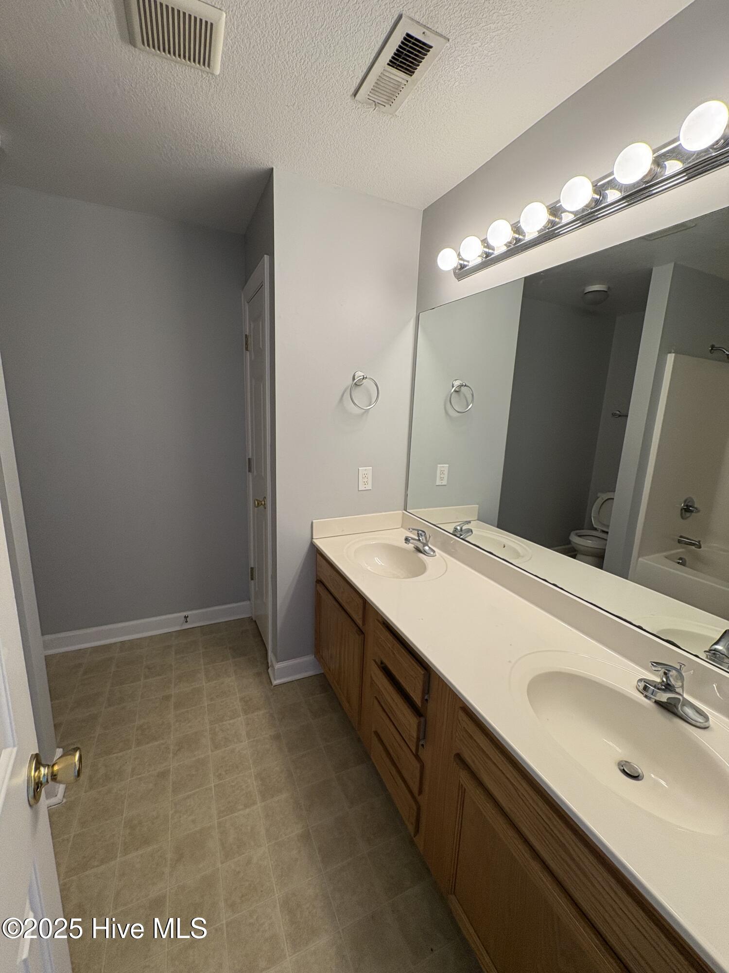 100557038 | Photo 11